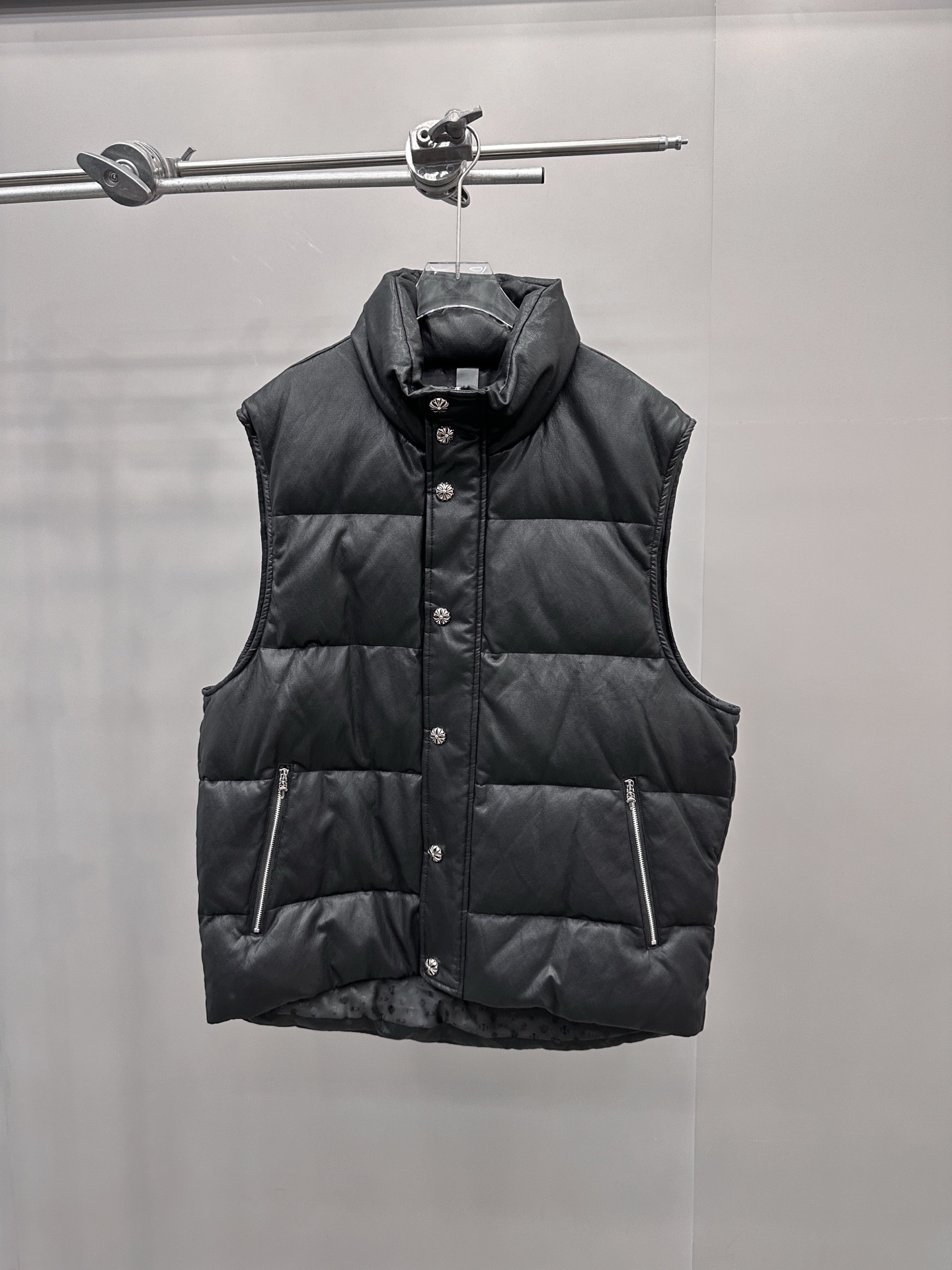 NO:534325,With dust bag Croxin｜ New environmentally friendly leather down vest, imported wire environmentally friendly pu fabric, filled with 90 goose down, same style for men and women, size sml, chrome hearts, down jacket, alexander wang19860909配防尘袋 克罗心 ｜ 新款环保皮羽绒马甲,进口金属丝环保pu面料,填充90鹅绒,男女同款,尺码sml,,chrome hearts,down jacket,alexander wang,Women's clothing