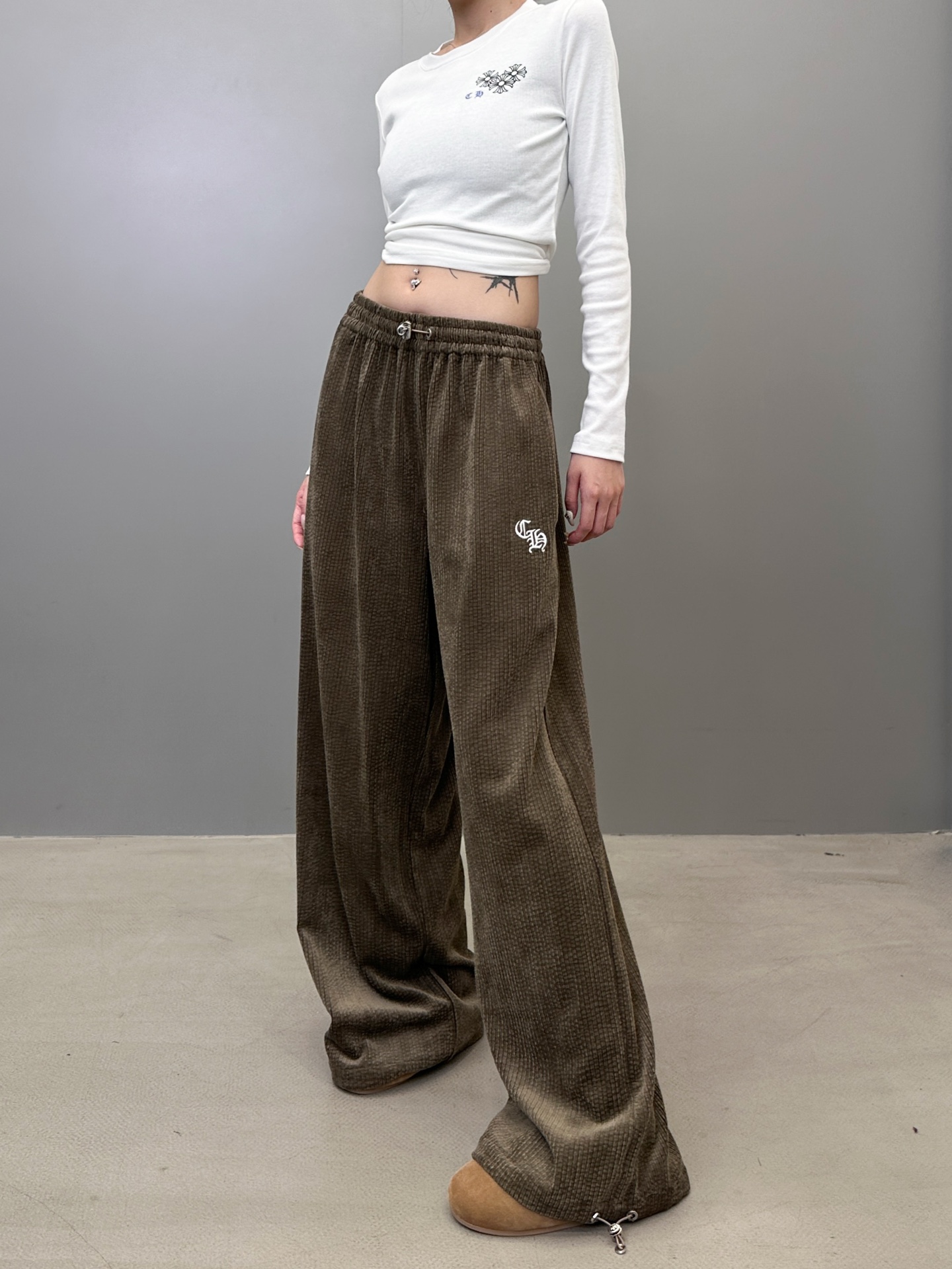 NO:534297,Croxin | New casual pants, laundry washing craftsmanship and classic embroidery logo, classic corduroy fabric, same style for men and women, size sml, chrome hearts, alexander wang19860909克罗心 ｜ 新款休闲裤,成衣洗水工艺加经典刺绣标,经典灯芯绒面料,男女同款,尺码sml,,chrome hearts,alexander wang,Women's clothing