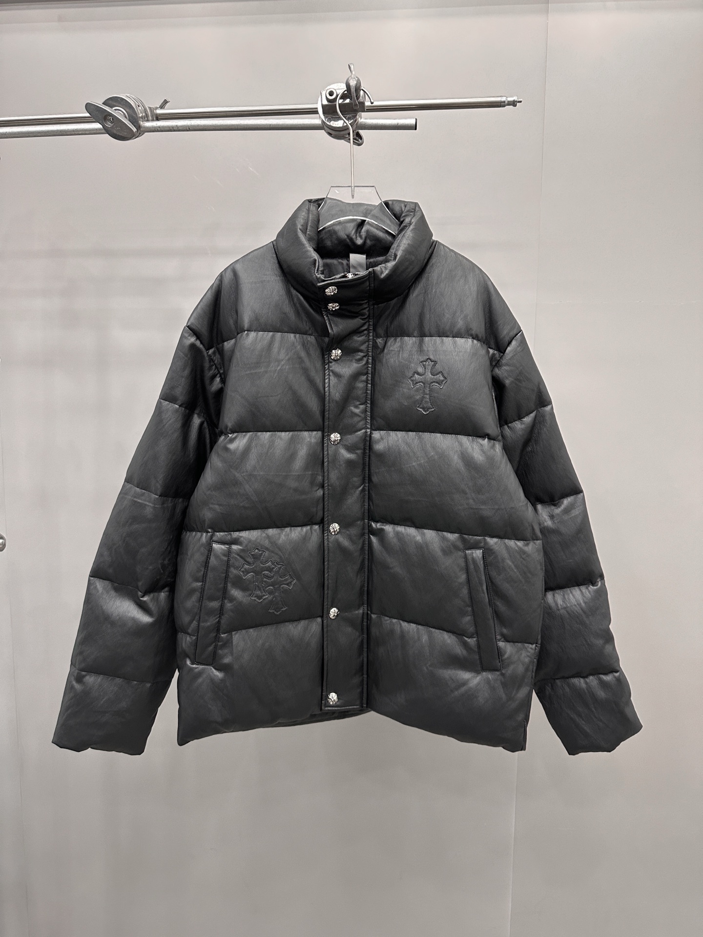 NO:534302,With dust bag Croxin｜ New environmentally friendly leather down jacket, classic hand-embroidered cross mark, imported wire environmentally friendly PU fabric, filled with 90 goose down, same style for men and women, size sml, chrome hearts, jackets & coats, down jacket, alexander wang19860909配防尘袋 克罗心 ｜ 新款环保皮羽绒外套,经典手工刺绣十字标,进口金属丝环保pu面料,填充90鹅绒,男女同款,尺码sml,,chrome hearts,jackets & coats,down jacket,alexander wang,Women's clothing