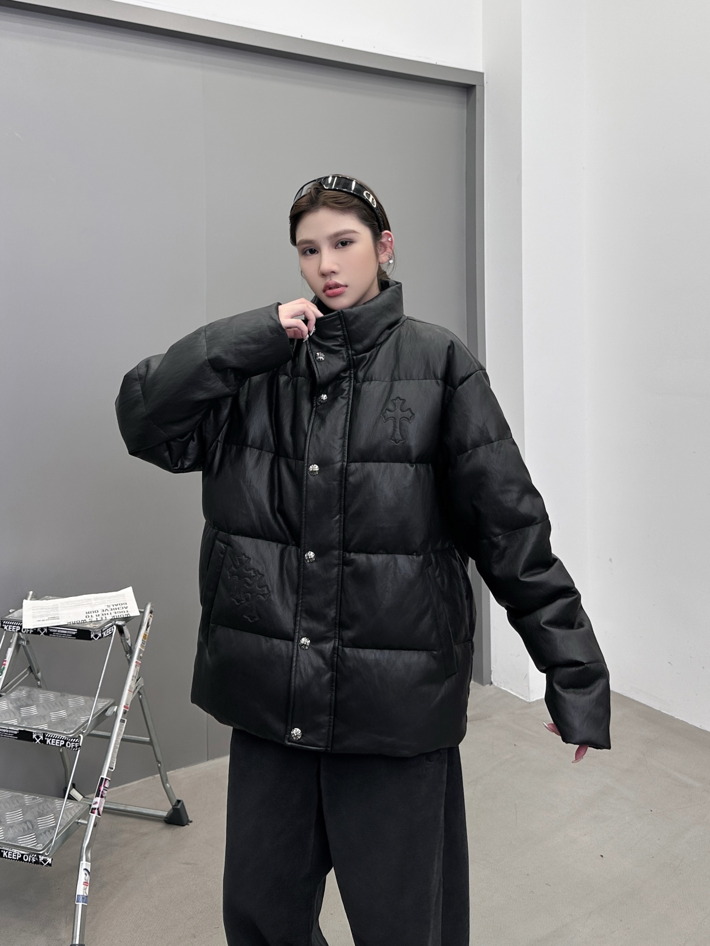 NO:534307,Croxin | New environmentally friendly leather down jacket, classic hand-embroidered cross mark, imported wire environmentally friendly pu fabric, filled with 90 goose down, same style for men and women, size sml, chrome hearts, jackets & coats, down jacket, alexander wang19860909克罗心 ｜ 新款环保皮羽绒外套,经典手工刺绣十字标,进口金属丝环保pu面料,填充90鹅绒,男女同款,尺码sml,,chrome hearts,jackets & coats,down jacket,alexander wang,Women's clothing