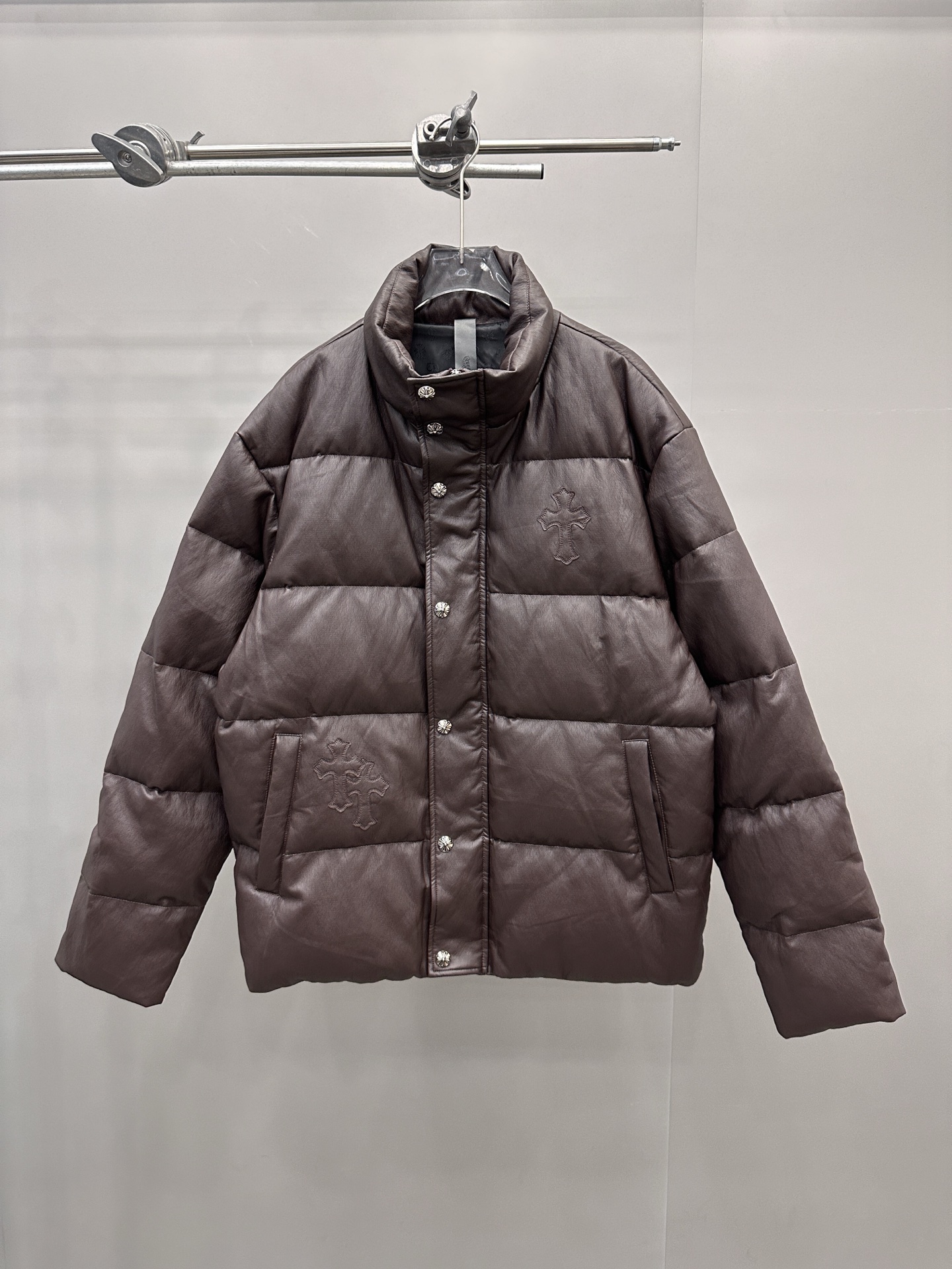 NO:534311,With dust bag Croxin｜ New environmentally friendly leather down jacket, classic hand-embroidered cross mark, imported wire environmentally friendly PU fabric, filled with 90 goose down, same style for men and women, size sml, chrome hearts, jackets & coats, down jacket, alexander wang19860909配防尘袋 克罗心 ｜ 新款环保皮羽绒外套,经典手工刺绣十字标,进口金属丝环保pu面料,填充90鹅绒,男女同款,尺码sml,,chrome hearts,jackets & coats,down jacket,alexander wang,Women's clothing