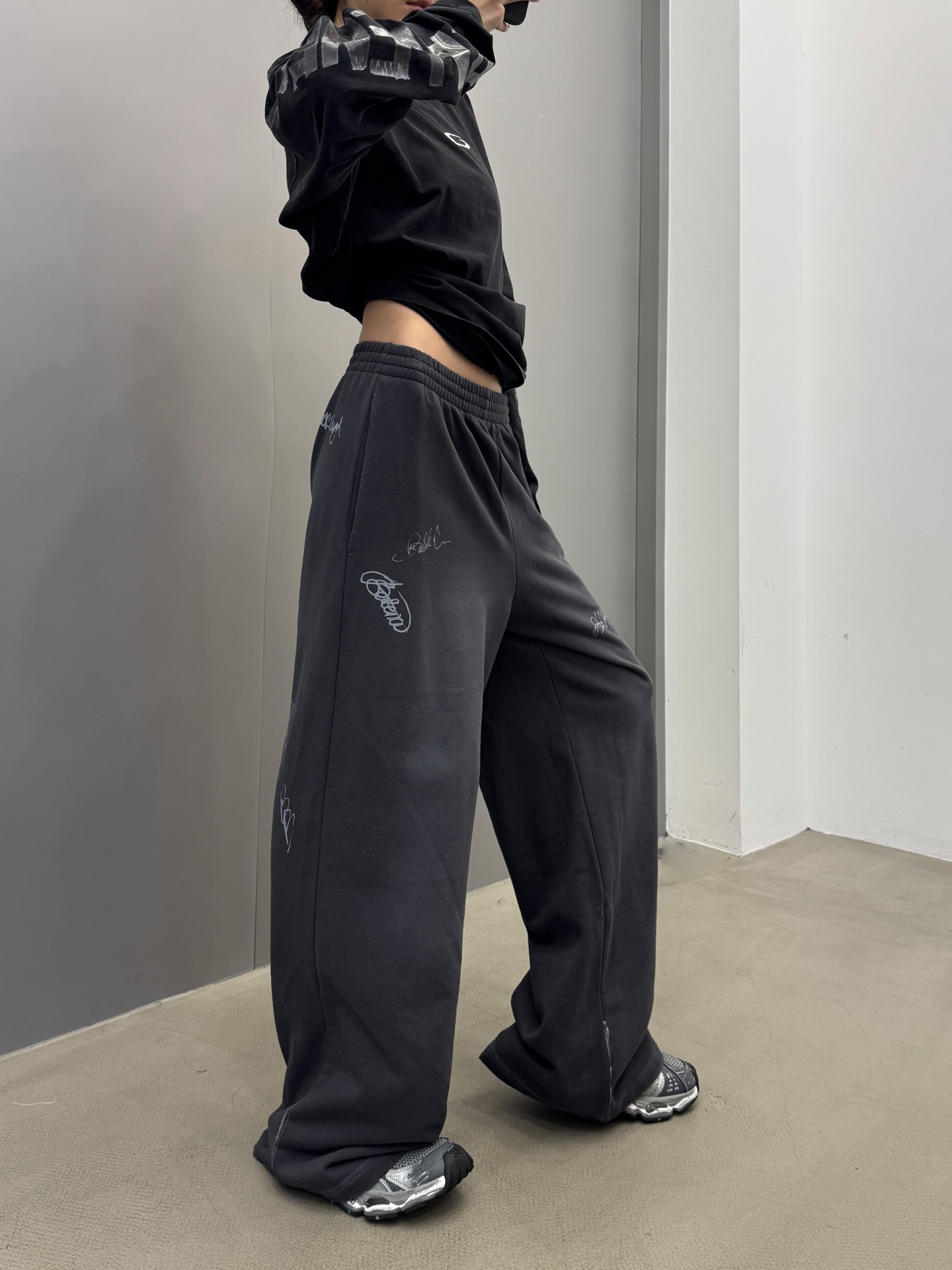 NO:546223,Paris ｜ New style hoodies, ready-to-wear washing water spray color hanging grinding technology plus printed embroidery acrylic, same style for men and women, size sml, alexander wang19860909巴黎 ｜ 新款卫裤,成衣洗水喷色吊磨工艺加印花刺绣丙烯,男女同款,尺码sml,,alexander wang,Women's clothing