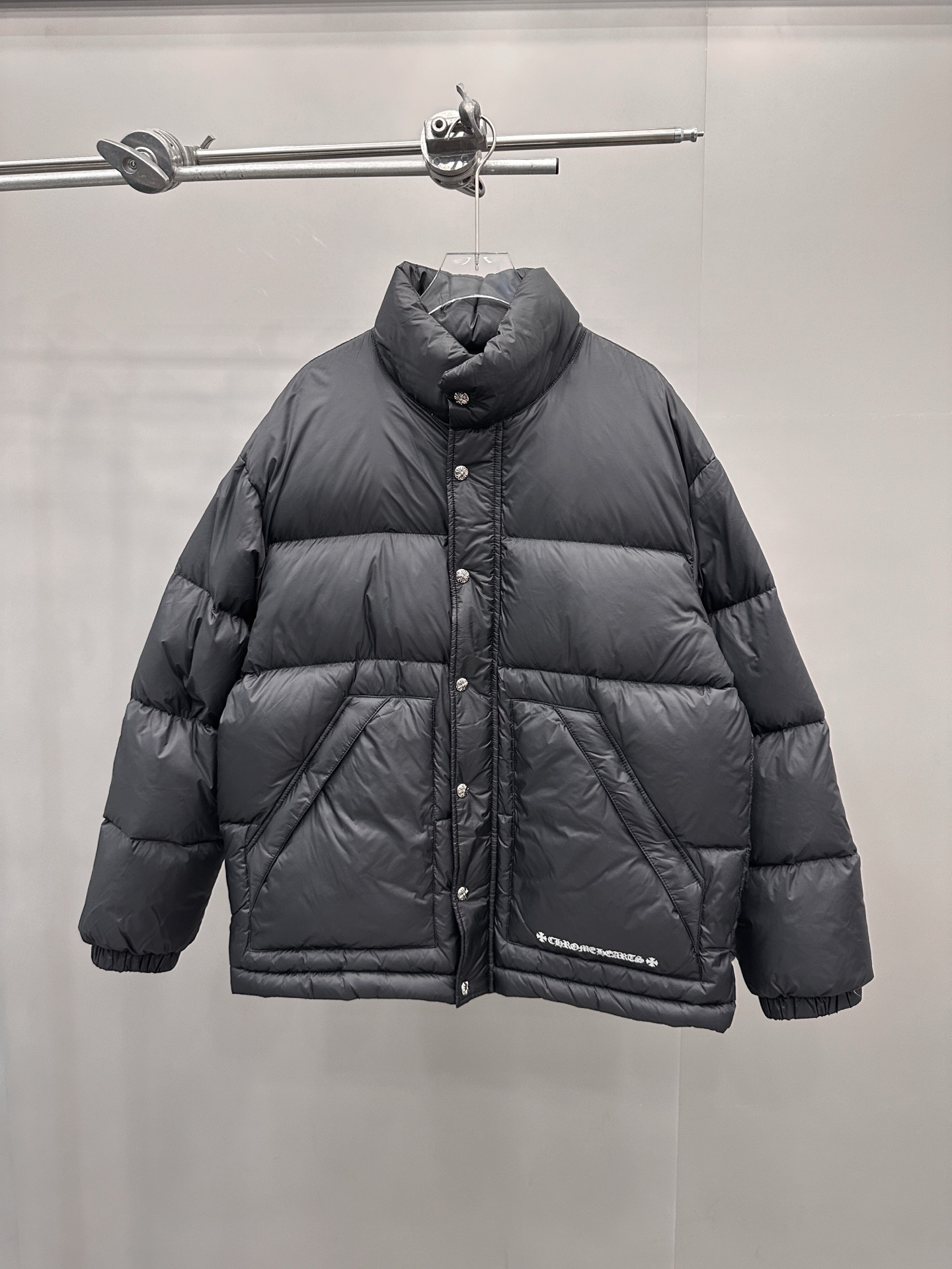 NO:549292,With dust bag Croxin｜ New down jacket, imported ultra-thin fabric, 90 white goose down velvet filling, same style for men and women, size sml, chrome hearts, down jacket, alexander wang19860909配防尘袋 克罗心 ｜ 新款羽绒服,进口超薄面料胆布,90白鹅绒填充,男女同款,尺码sml,,chrome hearts,down jacket,alexander wang,Women's clothing