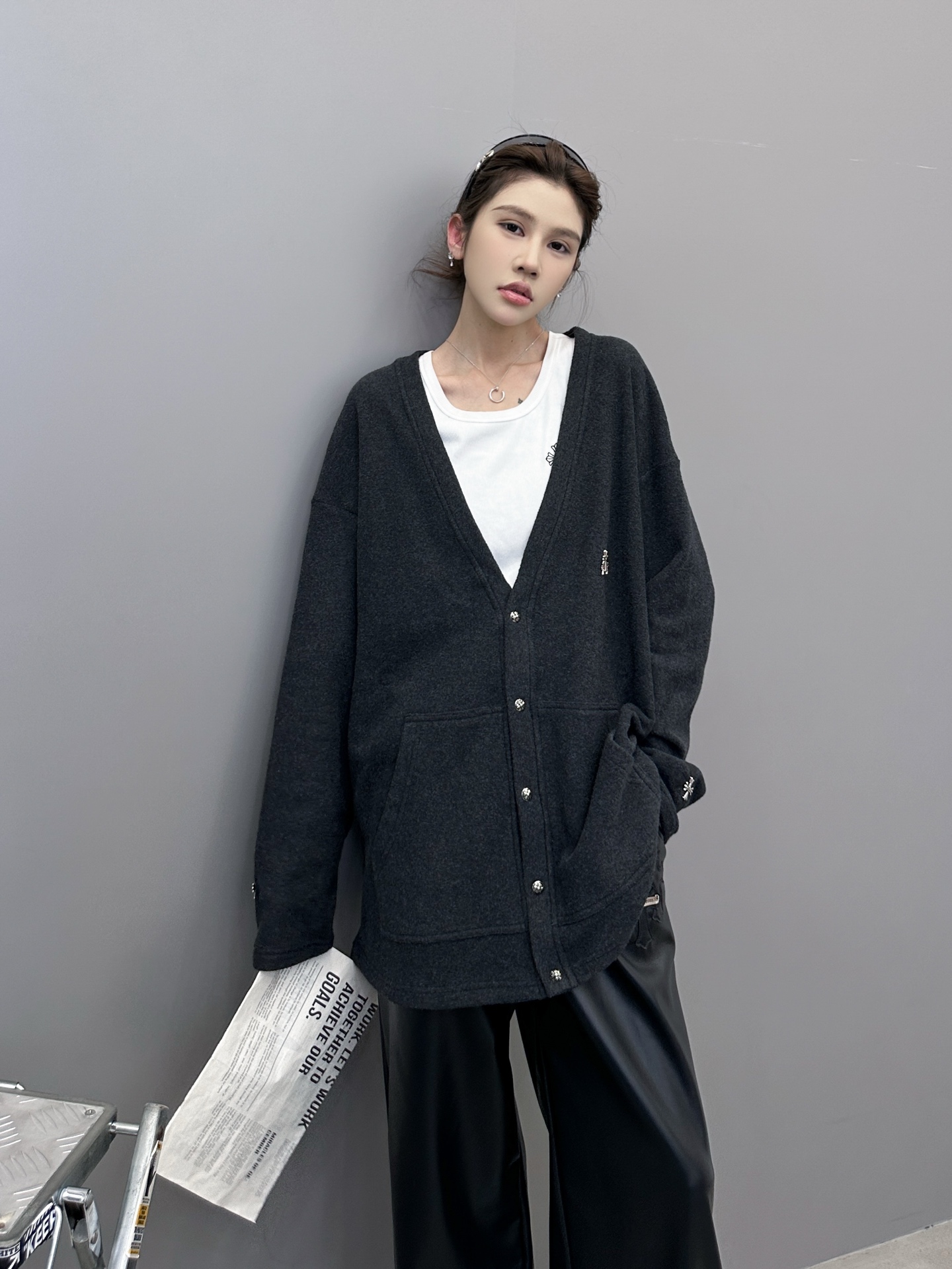 NO:549259,Croxin | New cardigan, hand-embroidered cross marks on multiple sides of the body, imported wool-blend fabric, same style for men and women, size sml, chrome hearts, alexander wang19860909克罗心 ｜ 新款开衫,全身多处切皮手工刺绣十字标,进口羊毛混纺面料,男女同款,尺码sml,,chrome hearts,alexander wang,Women's clothing