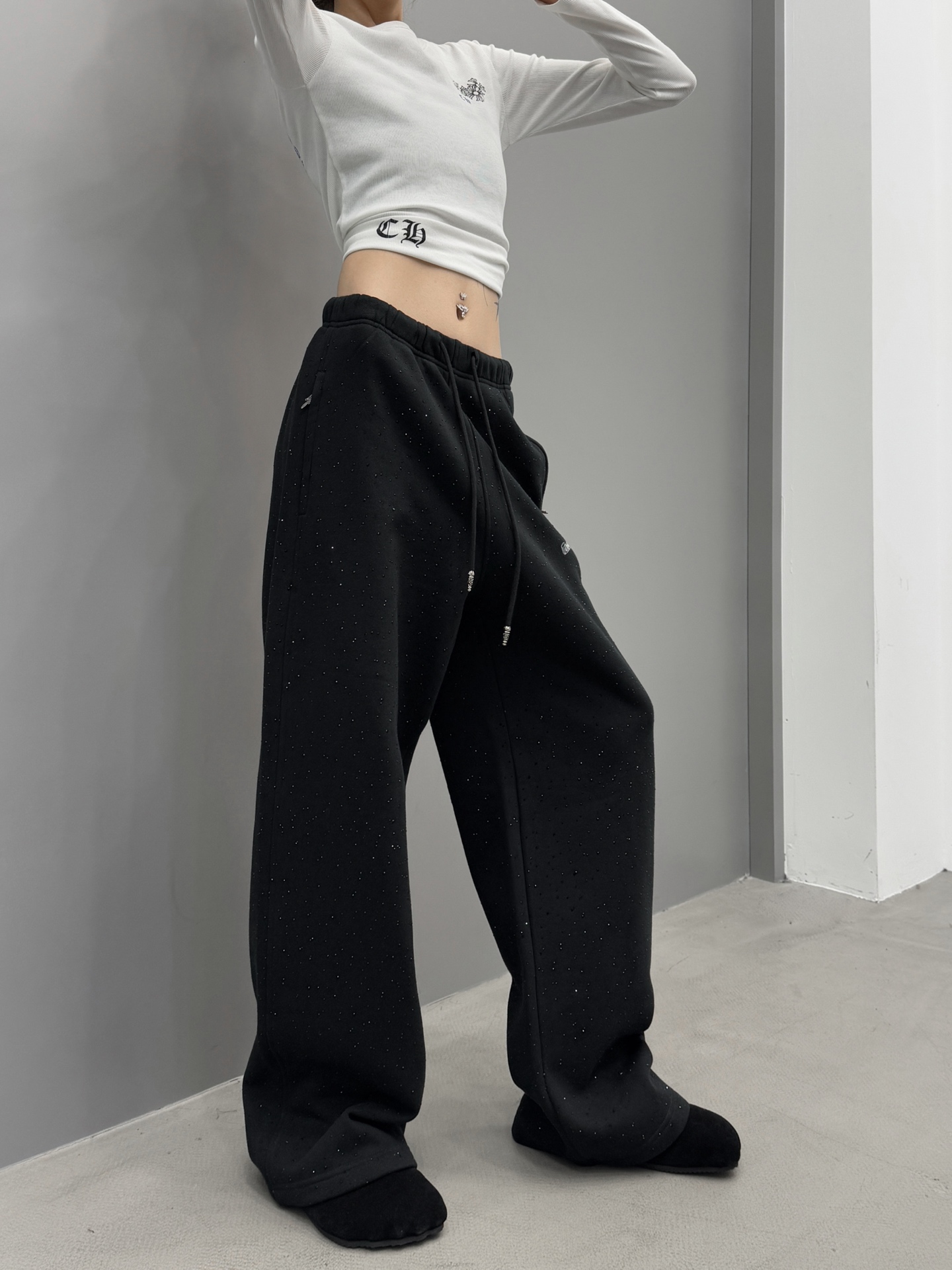 NO:549288,Croxin | New style hoodies, classic silicone glitter printed logo, full body ironing craftsmanship, casual and fashionable, size sml, chrome hearts, alexander wang19860909克罗心 ｜ 新款卫裤,经典硅胶闪粉印花标,全身烫钻工艺,休闲时尚,尺码sml,,chrome hearts,alexander wang,Women's clothing