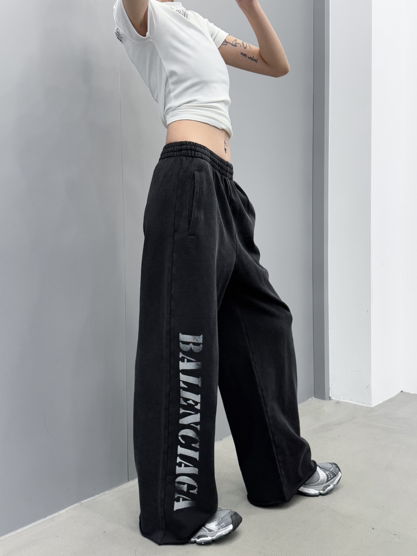 NO:561862,Paris ｜ New style sweatpants, ready-to-wear washed color spray and digital direct printing printing process, same style for men and women, size sml,, alexander wang19860909巴黎 ｜ 新款卫裤,成衣洗水喷色加数码直喷印花工艺,男女同款,尺码sml,,alexander wang,Women's clothing