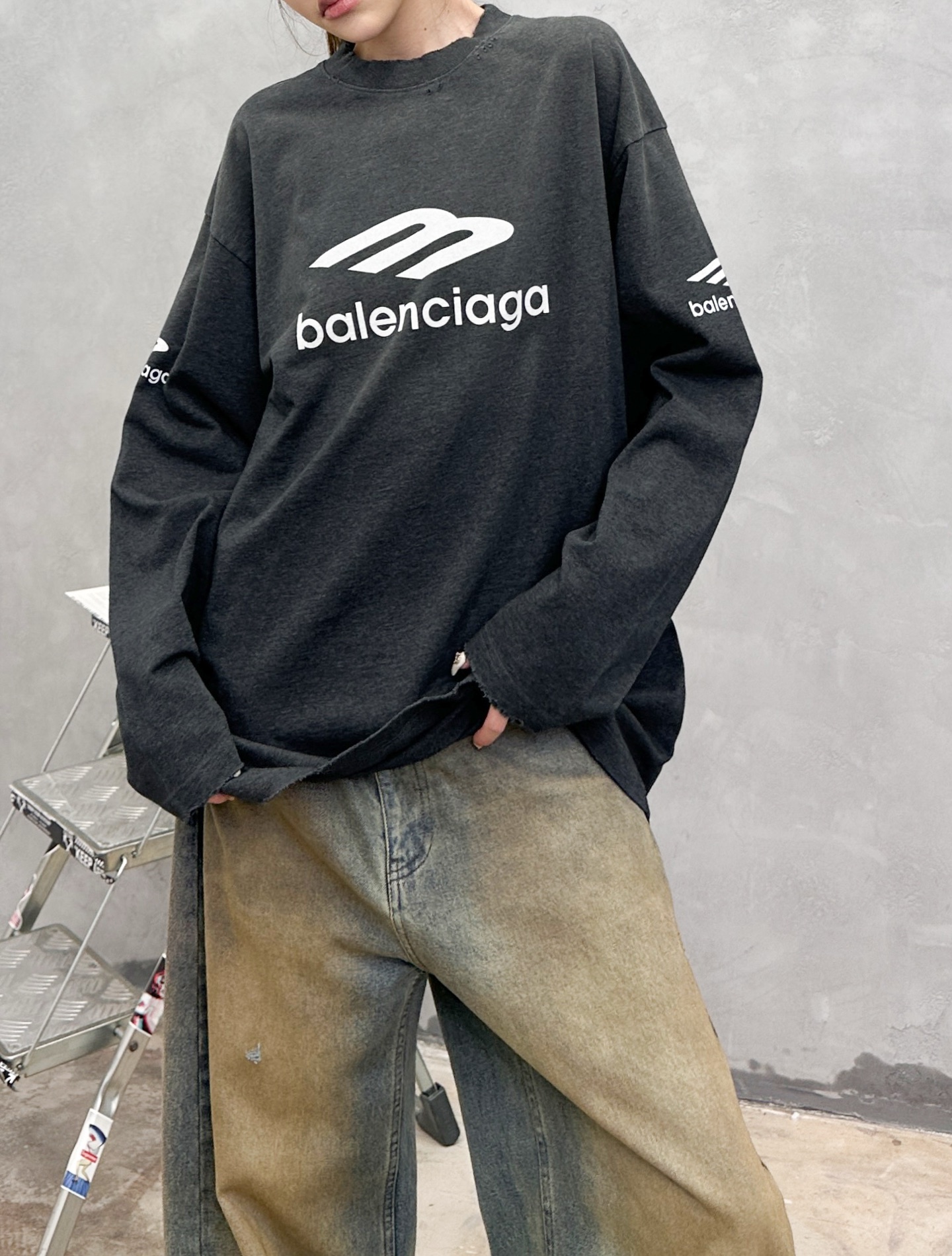 NO:563845,Paris ｜ New long-sleeved t-shirt, ready-to-wear, washed and dyed, with multiple prints, same style for men and women, size sml,, alexander wang19860909巴黎 ｜ 新款长袖t,成衣洗水喷色吊磨工艺加多处印花,男女同款,尺码sml,,alexander wang,Women's clothing