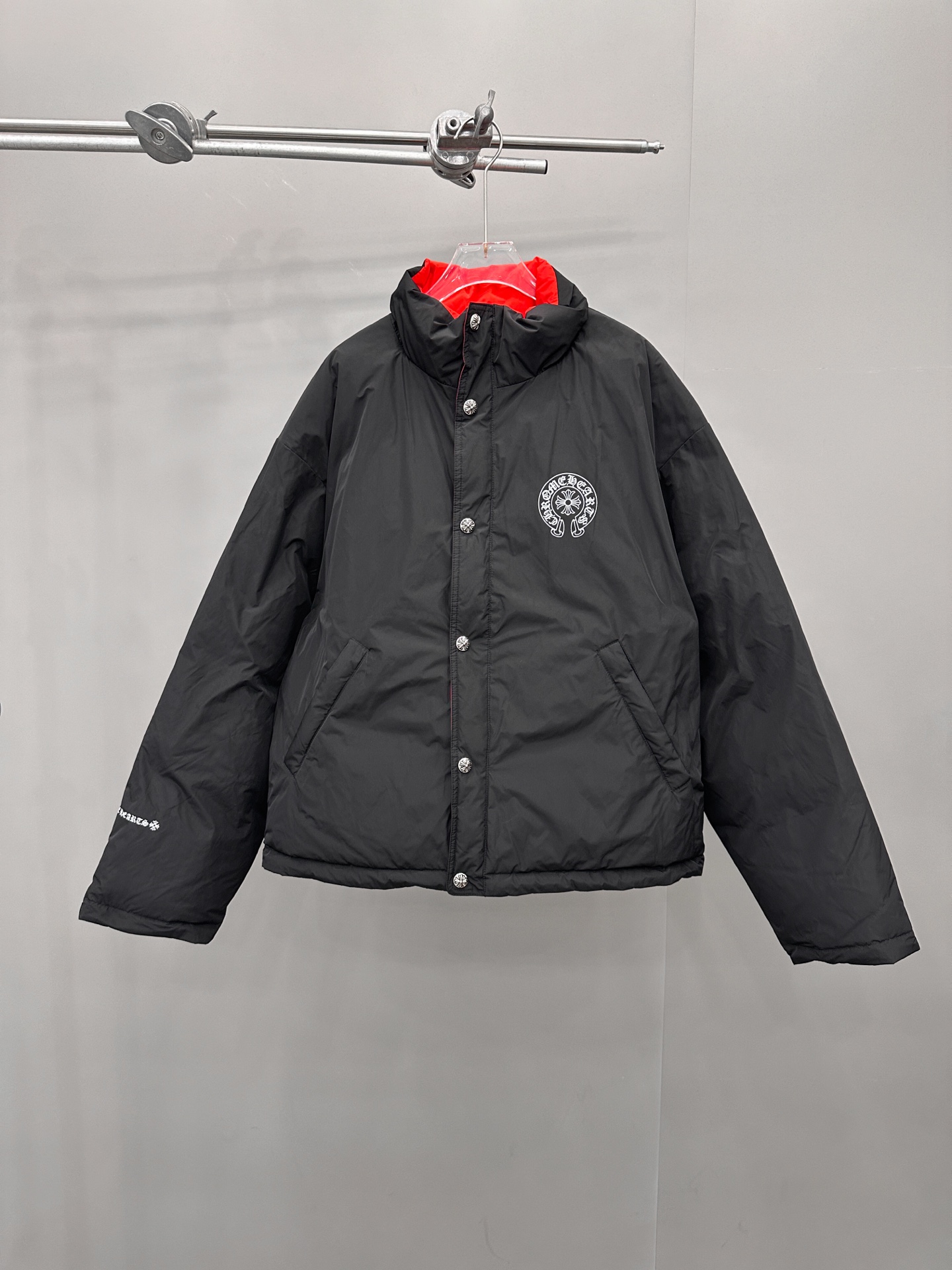 NO:563876,Comes with dust bag Chrome Hearts ｜ New down jacket, ready-made garments with printed logos all around, contrasting design with black outside and red inside, shared down jacket fabric inside and outside, 90 white goose down, same style for men and women, size sml,, chrome hearts, down jacket, alexander wang19860909配防尘袋 克罗心 ｜ 新款羽绒服,成衣四处印花标,外黑内红撞色设计,内外共用羽绒服面料,90白鹅绒,男女同款,尺码sml,,chrome hearts,down jacket,alexander wang,Women's clothing