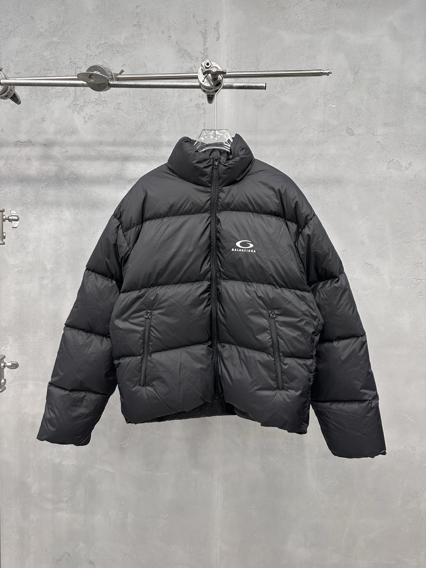 NO:576649,Comes with dust bag Paris | New down jacket, classic embroidered logo, 90 white goose down filling, classic fit, same style for men and women, size sml,, down jacket, alexander wang19860909配防尘袋 巴黎 ｜ 新款羽绒服,经典刺绣标,90白鹅绒填充经典版型,男女同款,尺码sml,,down jacket,alexander wang,Women's clothing