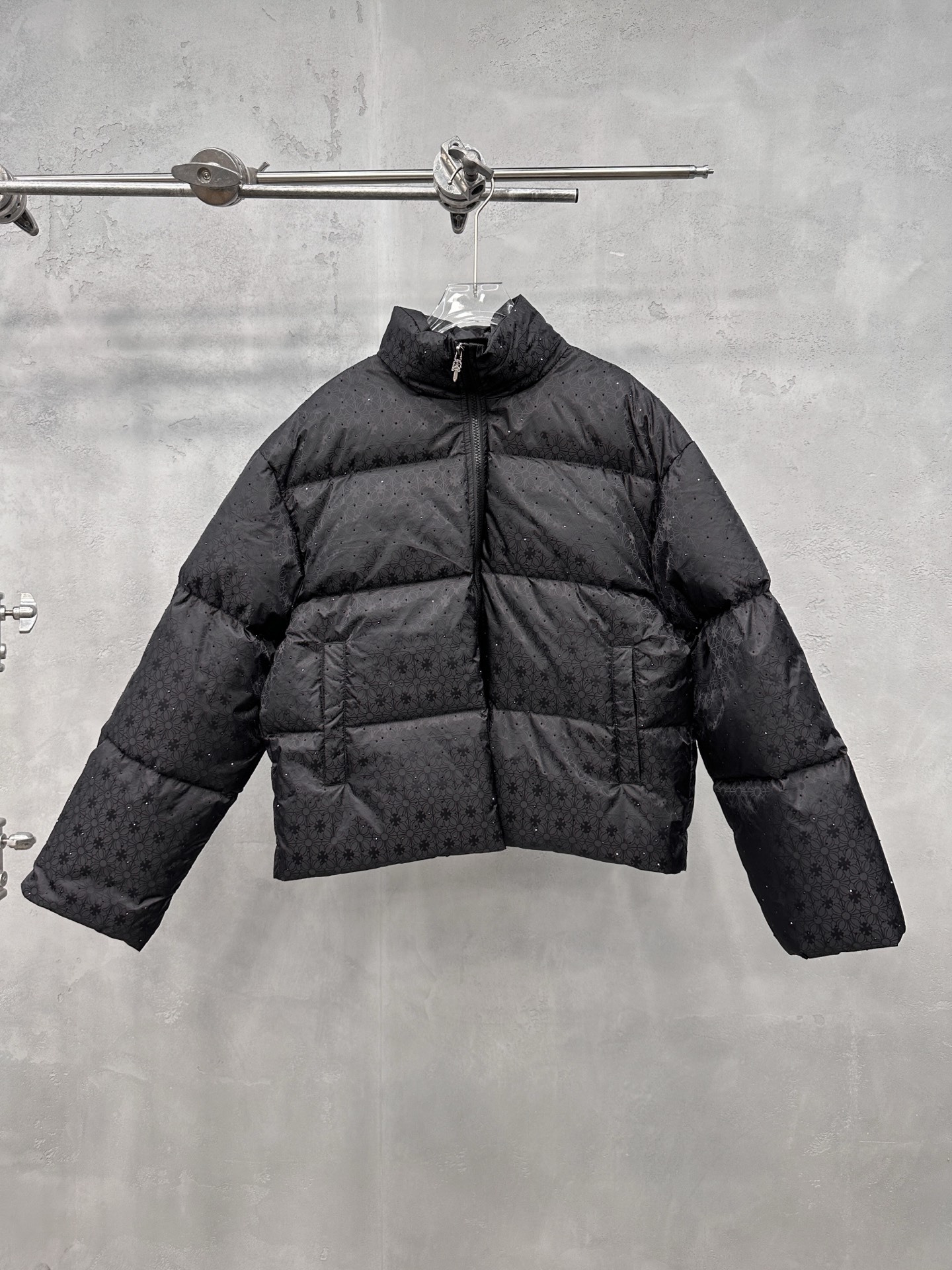 NO:576640,Comes with dust bag Chrome Hearts | New down jacket, the brand's classic jacquard fabric with full-body rhinestone processing, 90 white goose down filling, size sml,,chrome hearts,down jacket,alexander wang19860909配防尘袋 克罗心 ｜ 新款羽绒服,品牌经典提花面料加全身成衣烫钻工艺,90白鹅绒填充,尺码sml,,chrome hearts,down jacket,alexander wang,Women's clothing