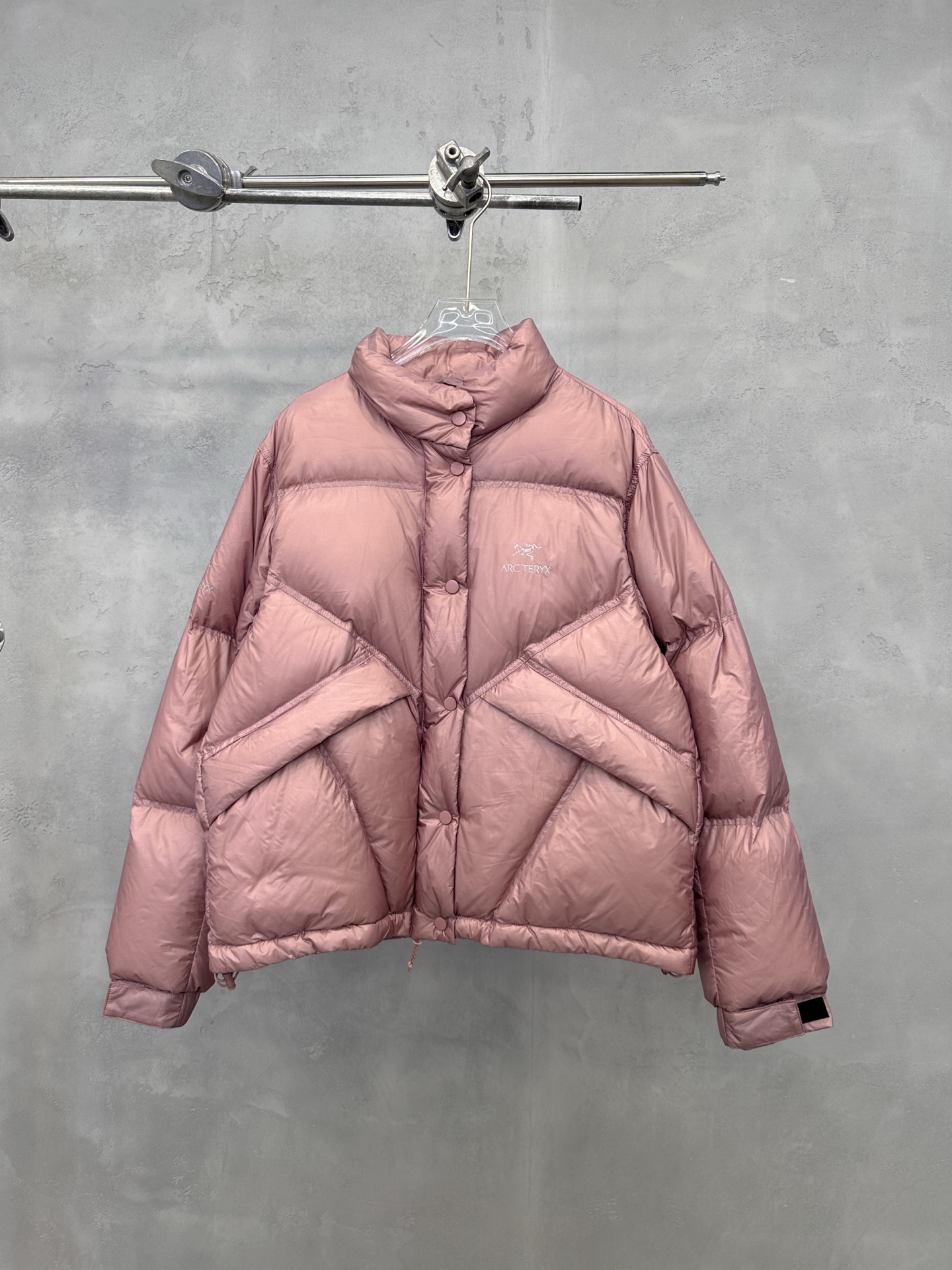 NO:576850,Comes with dust bag Bird ｜ New down jacket, classic printing, imported anti-shedding printing material, ultra-thin structure, high weight 90 white goose down, same style for men and women, sizes sml,, down jacket, alexander wang19860909配防尘袋 鸟 ｜ 新款羽绒服,经典印花进口防脱印花材料,结构超薄面料高克重90白鹅绒,男女同款,尺码sml,,down jacket,alexander wang,Women's clothing