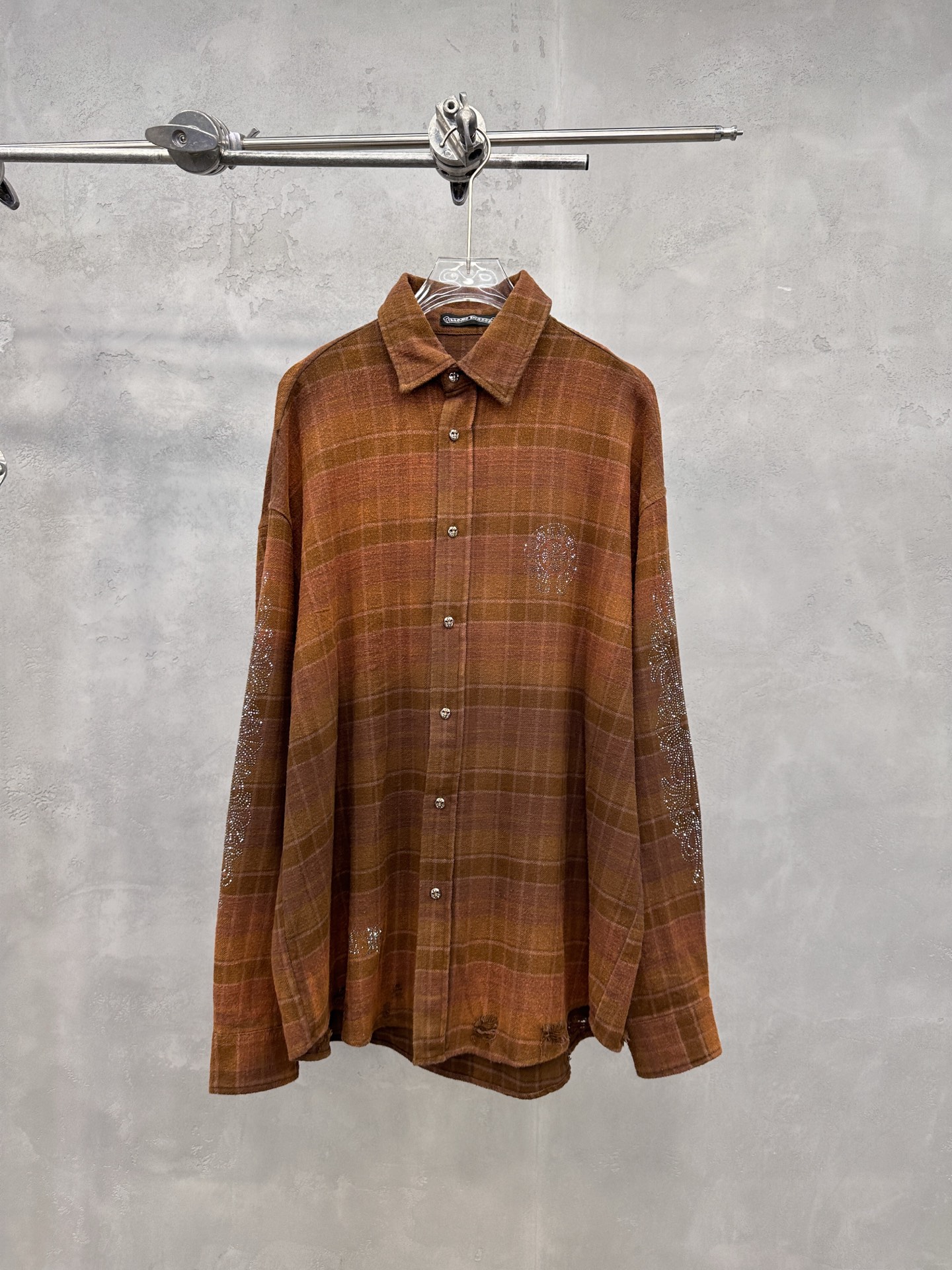 NO:578960,l Chrome Hearts ｜ New plaid shirts, ready-to-wear washed and dyed hanging sanding process plus ready-to-wear rhinestones, 100% cotton plaid fabric, same style for men and women, size sml,, loro piana, chrome hearts, alexander wang19860909l 克罗心 ｜ 新款格子衬衣,成衣洗水喷色吊磨工艺加成衣烫钻,全棉格子面料,男女同款,尺码sml,,loro piana,chrome hearts,alexander wang,Women's clothing