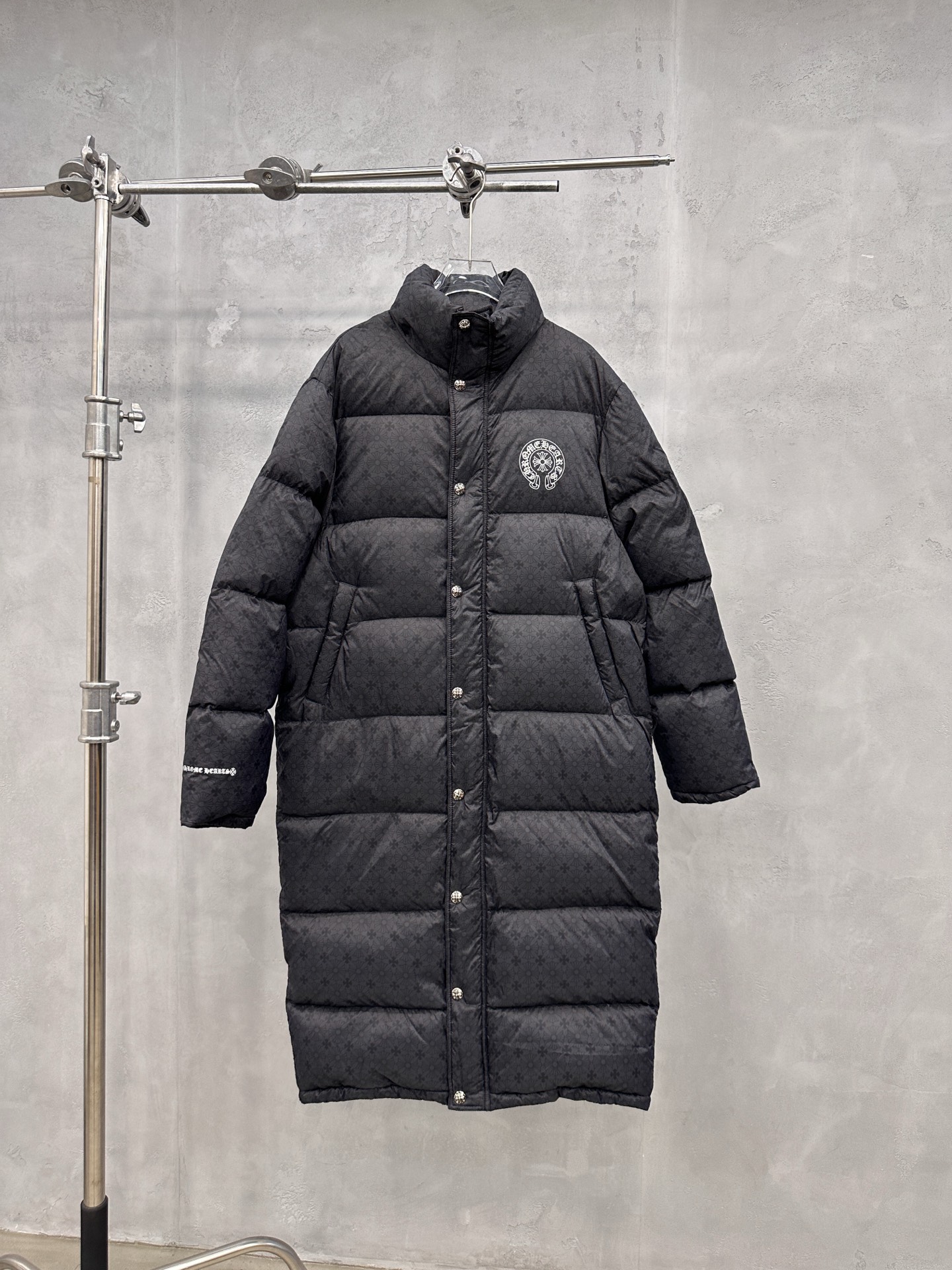 NO:579349,Comes with dust bag Chrome Hearts | New long down jacket, classic printed logo, brand jacquard ultra-thin fabric, 90 white goose down filling, same style for men and women, sizes sml, hearts chrome, down jacket, alexander wang19860909配防尘袋 克罗心 ｜ 新款长羽绒服,经典印花标,品牌提花超薄面料,90白鹅绒填充,男女同款,尺码sml,,chrome hearts,down jacket,alexander wang,Women's clothing