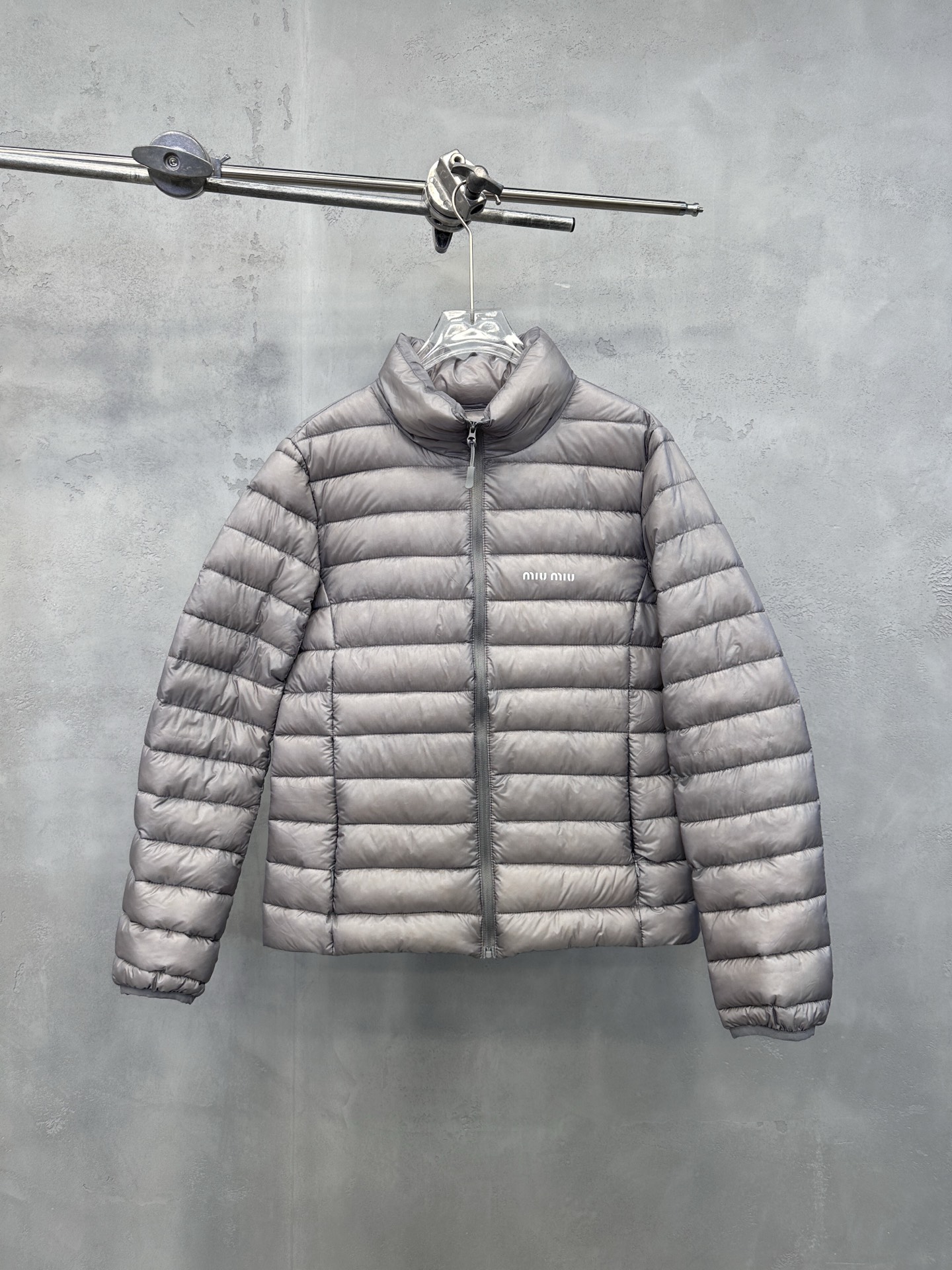 NO:588512,Comes with dust bag Miu | New down jacket, classic imported printed logo, hand-stitched multi-spaced style, ultra-thin branded gutless down fabric, 90 white goose down filling, same style for men and women, sizes sml,, miumiu, down jacket, alexander wang19860909配防尘袋 Miu ｜ 新款羽绒服,经典进口印花标,手工车线多间隔款式,超薄品牌无胆羽绒面料,90白鹅绒填充,男女同款,尺码sml,,miumiu,down jacket,alexander wang,Women's clothing