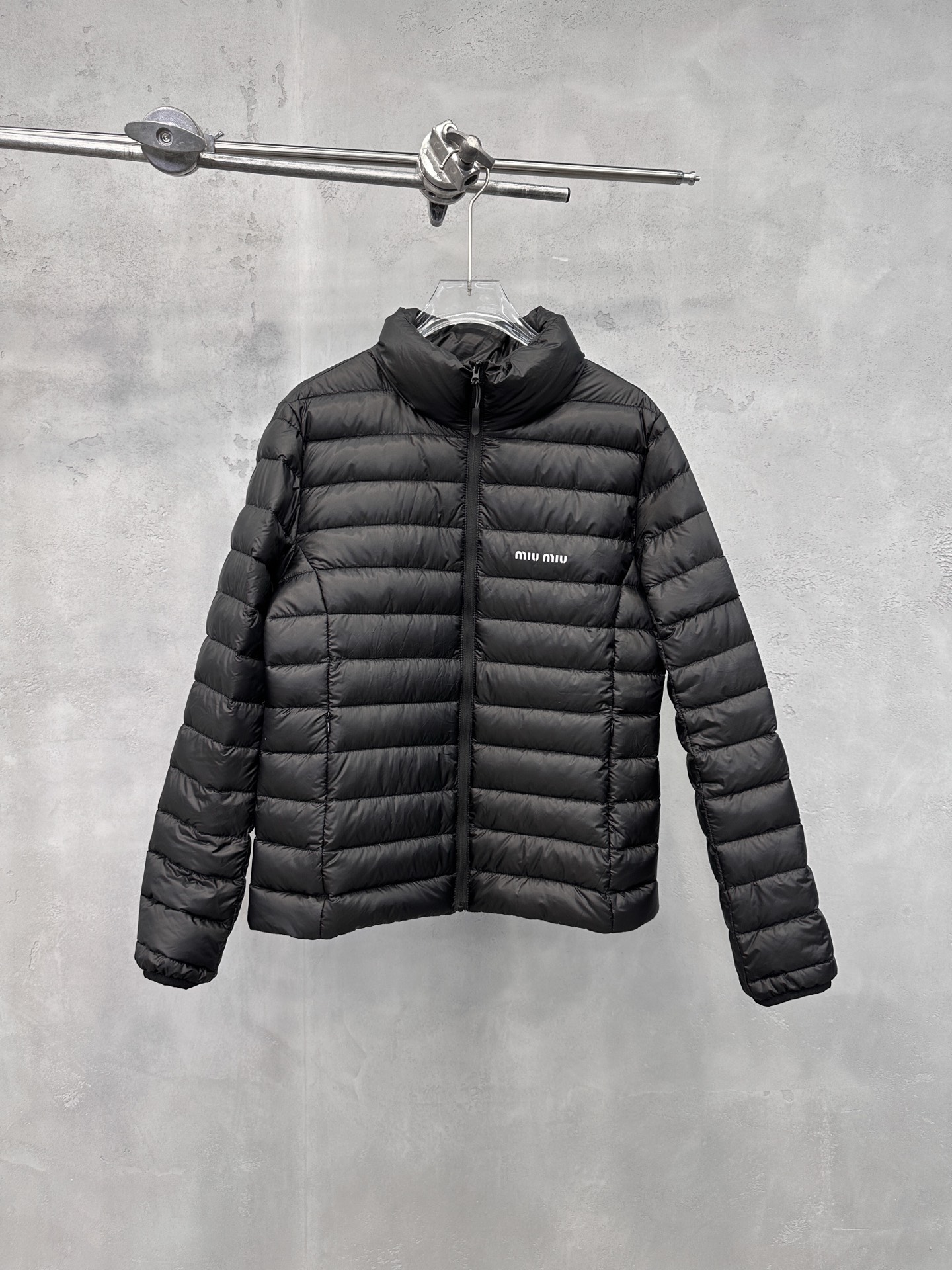 NO:588525,Comes with dust bag Miu | New down jacket, classic imported printed logo, hand-stitched multi-spaced style, ultra-thin branded gutless down fabric, 90 white goose down filling, same style for men and women, sizes sml,, miumiu, down jacket, alexander wang19860909配防尘袋 Miu ｜ 新款羽绒服,经典进口印花标,手工车线多间隔款式,超薄品牌无胆羽绒面料,90白鹅绒填充,男女同款,尺码sml,,miumiu,down jacket,alexander wang,Women's clothing