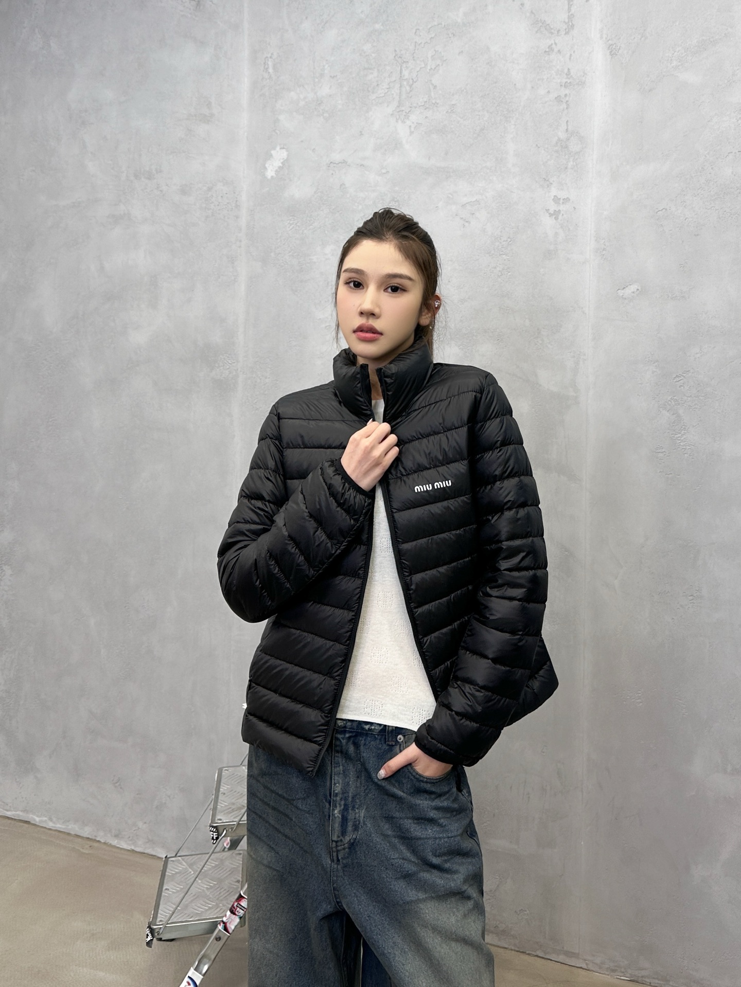 NO:588531,Miu | New down jacket, classic imported printed logo, hand-stitched multi-spaced style, ultra-thin branded gutless down fabric, 90 white goose down filling, same style for men and women, size sml,, miumiu, down jacket, alexander wang19860909Miu ｜ 新款羽绒服,经典进口印花标,手工车线多间隔款式,超薄品牌无胆羽绒面料,90白鹅绒填充,男女同款,尺码sml,,miumiu,down jacket,alexander wang,Women's clothing
