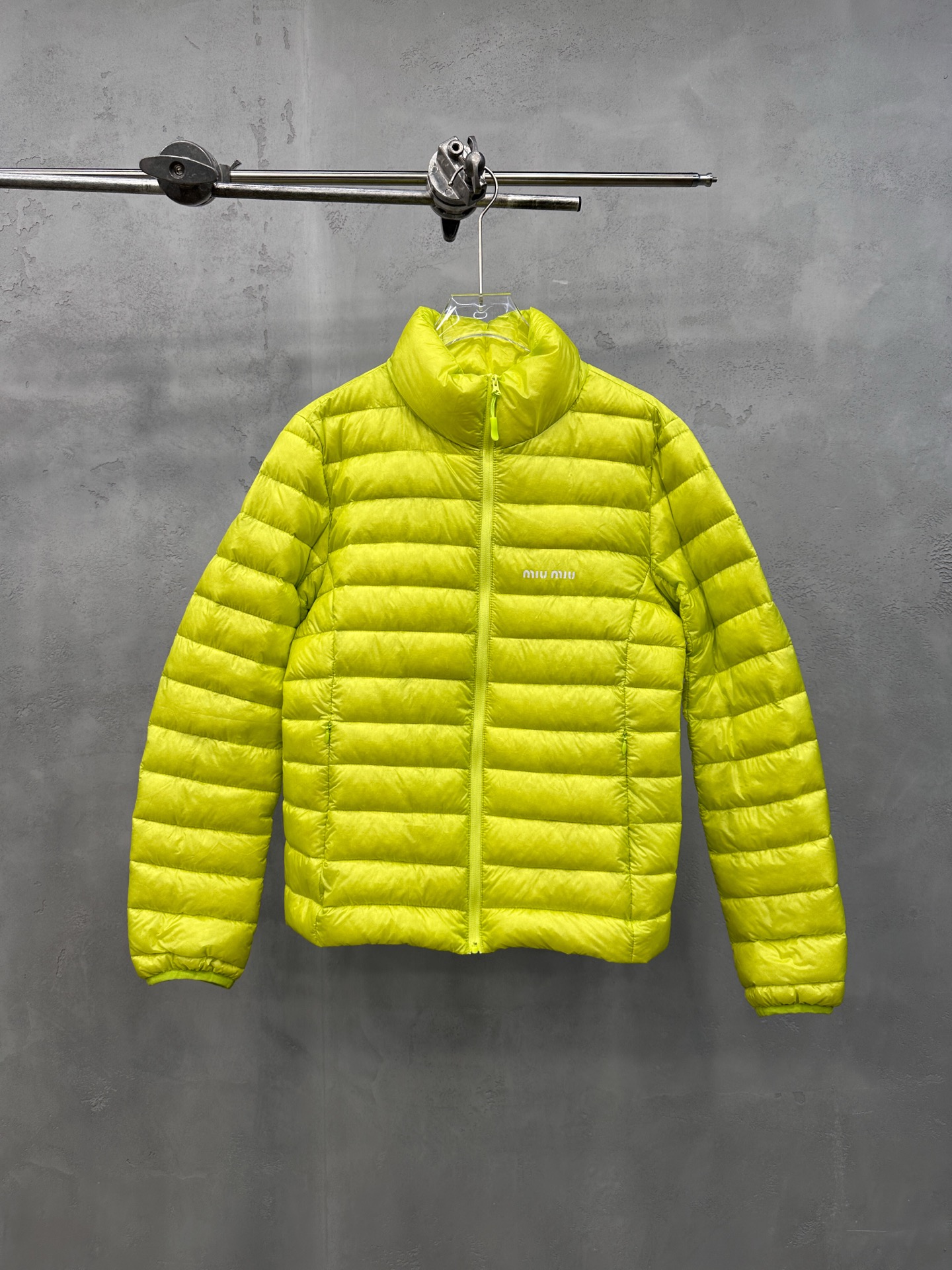 NO:588475,Comes with dust bag Miu | New down jacket, classic imported printed logo, hand-stitched multi-spaced style, ultra-thin branded gutless down fabric, 90 white goose down filling, same style for men and women, sizes sml,, miumiu, down jacket, alexander wang19860909配防尘袋 Miu ｜ 新款羽绒服,经典进口印花标,手工车线多间隔款式,超薄品牌无胆羽绒面料,90白鹅绒填充,男女同款,尺码sml,,miumiu,down jacket,alexander wang,Women's clothing