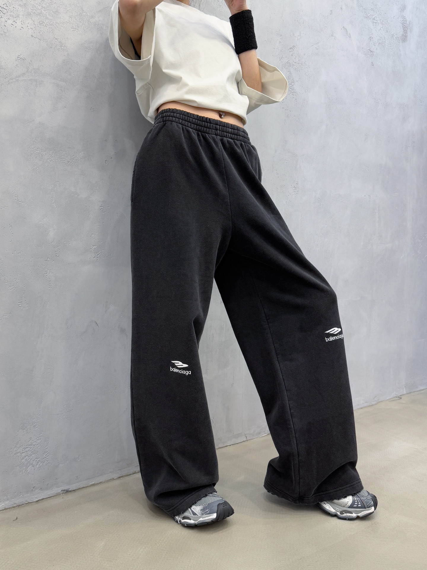 NO:588532,Paris ｜ New casual sweatpants, ready-to-wear, washed and dyed, with classic embroidered logo, fleece warm fabric, same style for men and women, size sml,, alexander wang19860909巴黎 ｜ 新款休闲卫裤,成衣洗水炒色吊磨工艺加经典刺绣标,抓绒保暖面料,男女同款,尺码sml,,alexander wang,Women's clothing