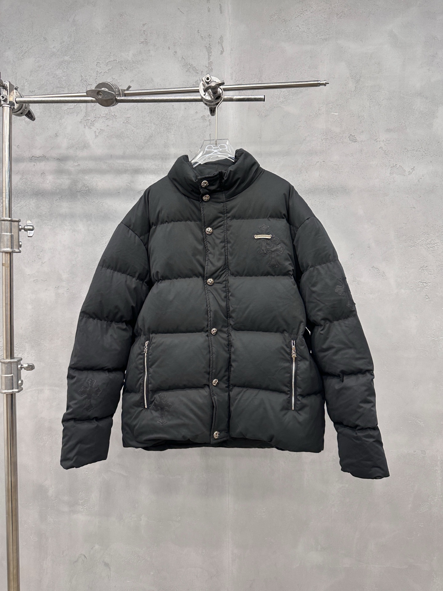 NO:590518,Comes with dust bag Chrome Hearts | New down jacket, classic handmade cross mark, 90 white goose down filling, casual and fashionable, size sml, chrome hearts, down jacket, alexander wang19860909配防尘袋 克罗心 ｜ 新款羽绒服,经典手工十字标,90白鹅绒填充,休闲时尚,尺码sml,,chrome hearts,down jacket,alexander wang,Women's clothing