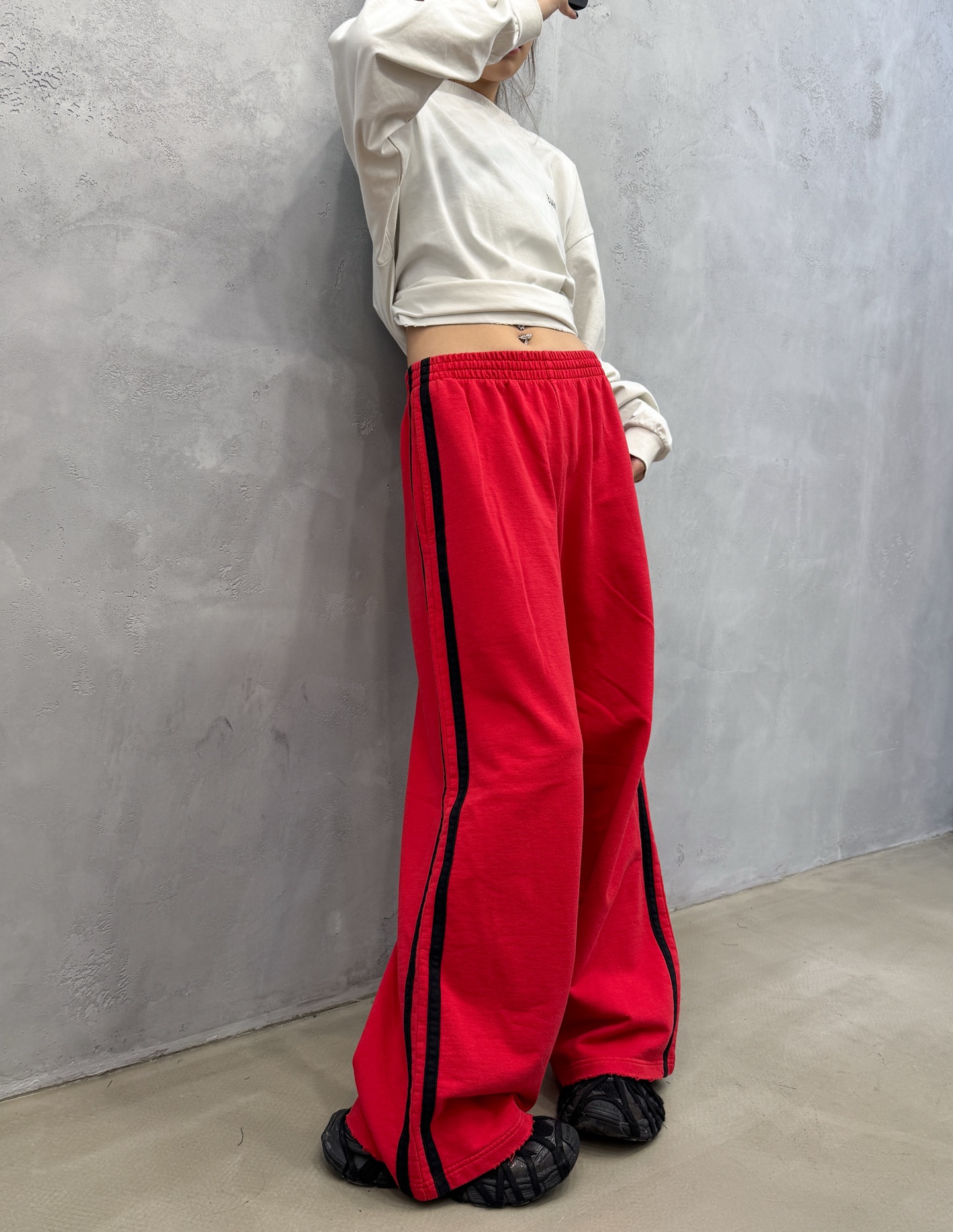 NO:591397,Paris | New casual sweatpants, ready-to-wear washed and sanded with classic embroidery logo, handmade side bars, same style for men and women, size sml,, alexander wang19860909巴黎 ｜ 新款休闲卫裤,成衣洗水吊磨工艺加经典刺绣标,手工车侧杠,男女同款,尺码sml,,alexander wang,Women's clothing