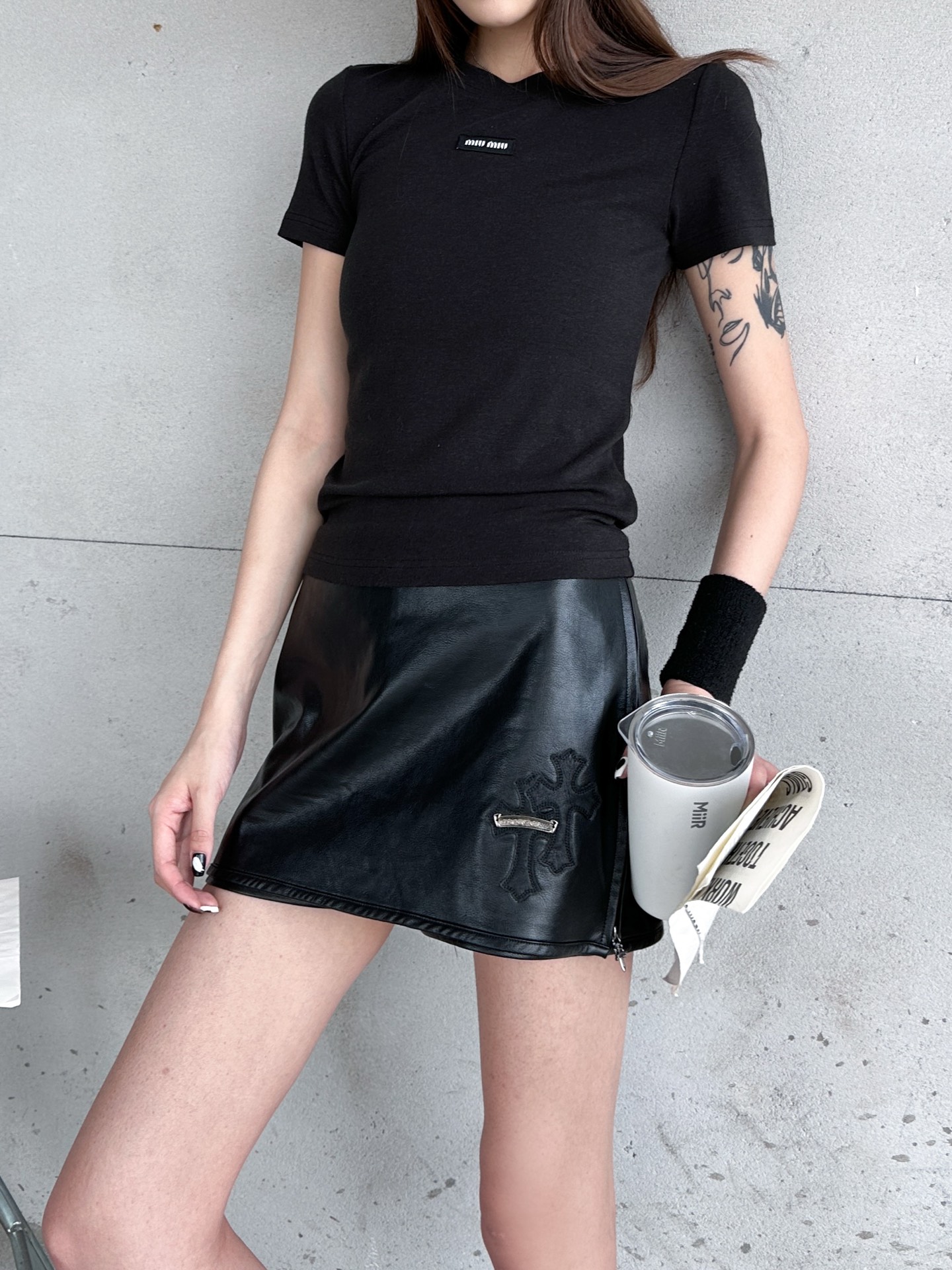 NO:591400,Miu | New bottoming short-sleeved t-shirt, basic slim fit, imported lyocell wool fabric with strong skin-friendly feel, fashionable and casual, size sml,,miumiu,T-shirt,alexander wang19860909Miu ｜ 新款打底短袖t,基础修身版型,进口莱赛尔羊毛面料亲肤感超强,时尚休闲,尺码sml,,miumiu,T-shirt,alexander wang,Women's clothing