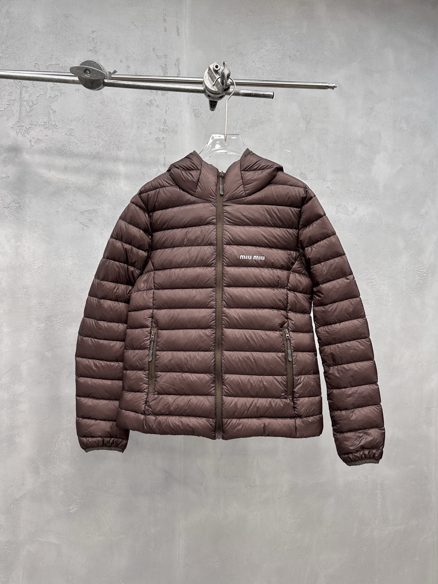 NO:591403,Comes with dust bag Miu | New down jacket, classic imported printed logo, hand-stitched multi-spaced style, ultra-thin branded gutless down fabric, 90 white goose down filling, casual and fashionable, size sml,, miumiu, down jacket, alexander wang19860909配防尘袋 Miu ｜ 新款羽绒服,经典进口印花标,手工车线多间隔款式,超薄品牌无胆羽绒面料,90白鹅绒填充,休闲时尚,尺码sml,,miumiu,down jacket,alexander wang,Women's clothing