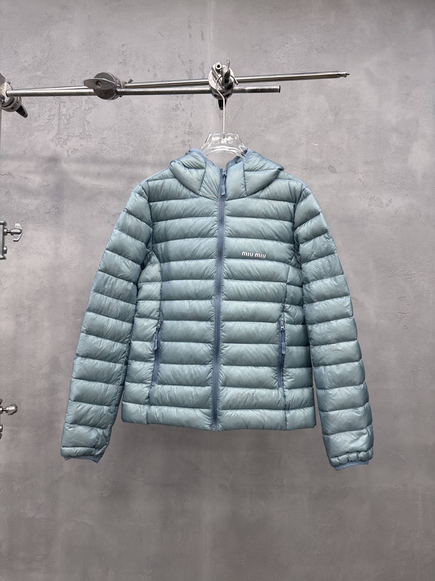 NO:591409,Comes with dust bag Miu | New down jacket, classic imported printed logo, hand-stitched multi-spaced style, ultra-thin branded gutless down fabric, 90 white goose down filling, casual and fashionable, size sml,, miumiu, down jacket, alexander wang19860909配防尘袋 Miu ｜ 新款羽绒服,经典进口印花标,手工车线多间隔款式,超薄品牌无胆羽绒面料,90白鹅绒填充,休闲时尚,尺码sml,,miumiu,down jacket,alexander wang,Women's clothing