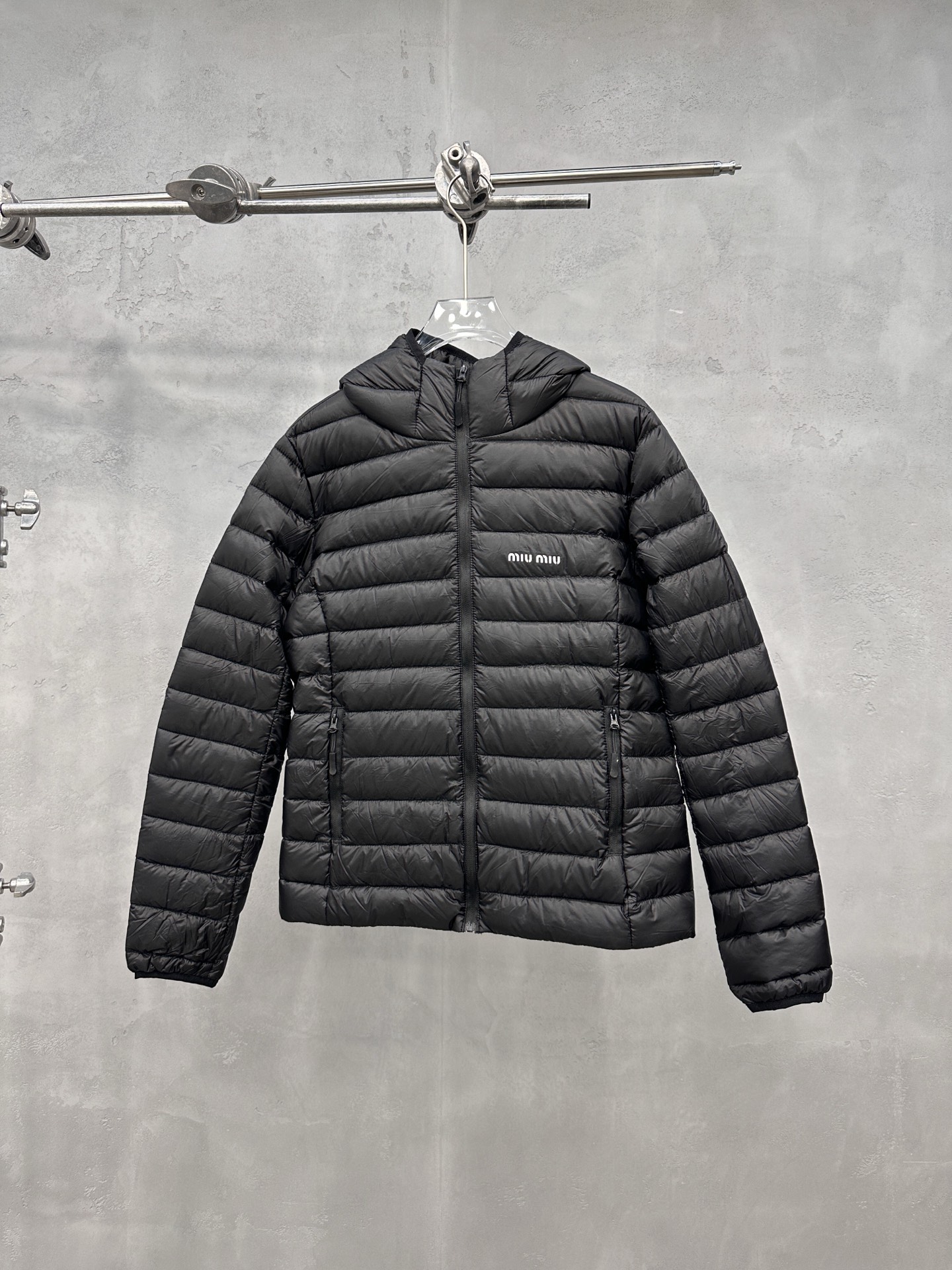 NO:591386,Comes with dust bag Miu | New down jacket, classic imported printed logo, hand-stitched multi-spaced style, ultra-thin branded gutless down fabric, 90 white goose down filling, casual and fashionable, size sml,, miumiu, down jacket, alexander wang19860909配防尘袋 Miu ｜ 新款羽绒服,经典进口印花标,手工车线多间隔款式,超薄品牌无胆羽绒面料,90白鹅绒填充,休闲时尚,尺码sml,,miumiu,down jacket,alexander wang,Women's clothing