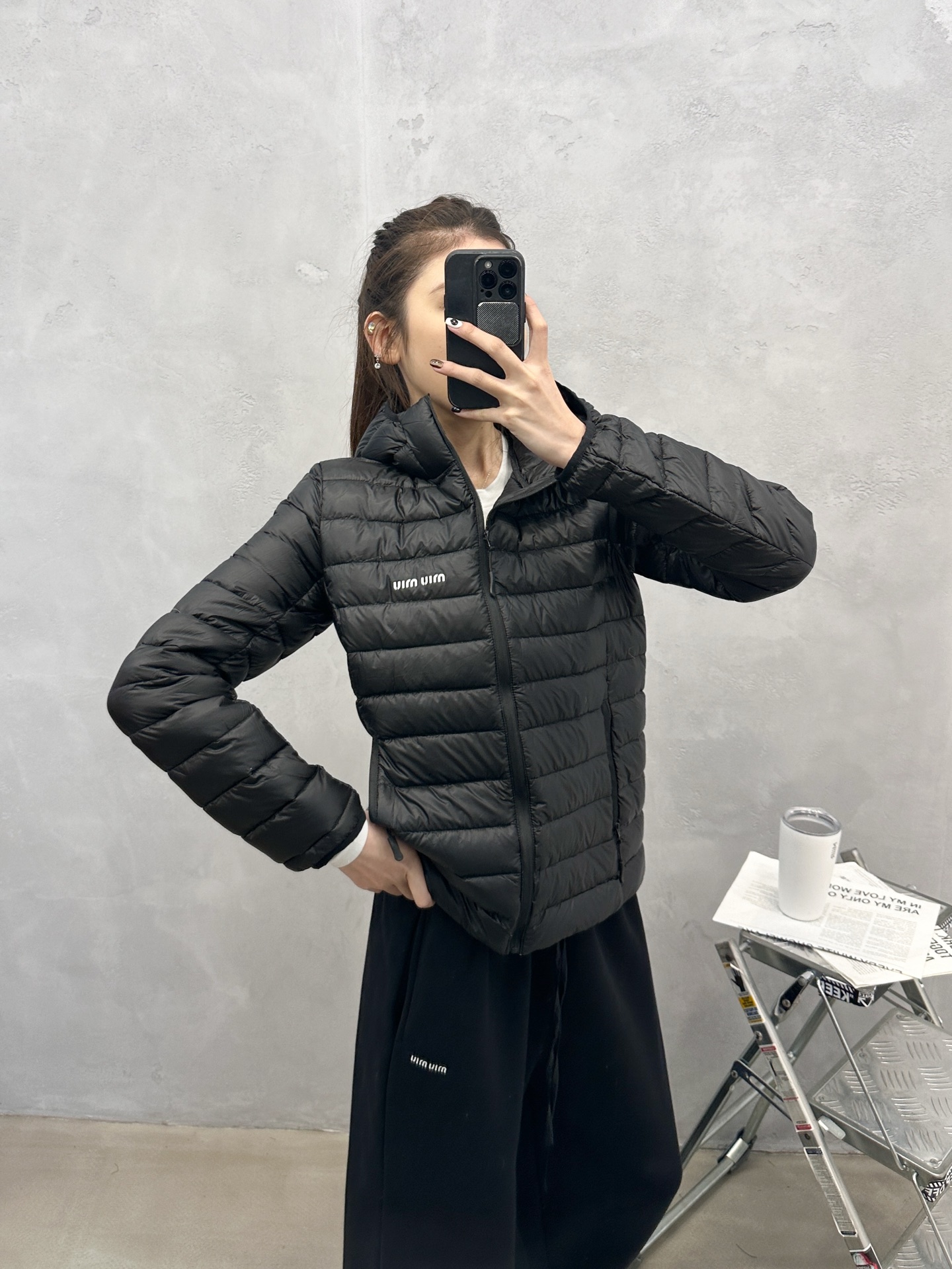 NO:591389,Miu | New down jacket, classic imported printed logo, hand-stitched multi-spaced style, ultra-thin branded gutless down fabric, 90 white goose down filling, casual and fashionable, size sml,, miumiu, down jacket, alexander wang19860909Miu ｜ 新款羽绒服,经典进口印花标,手工车线多间隔款式,超薄品牌无胆羽绒面料,90白鹅绒填充,休闲时尚,尺码sml,,miumiu,down jacket,alexander wang,Women's clothing