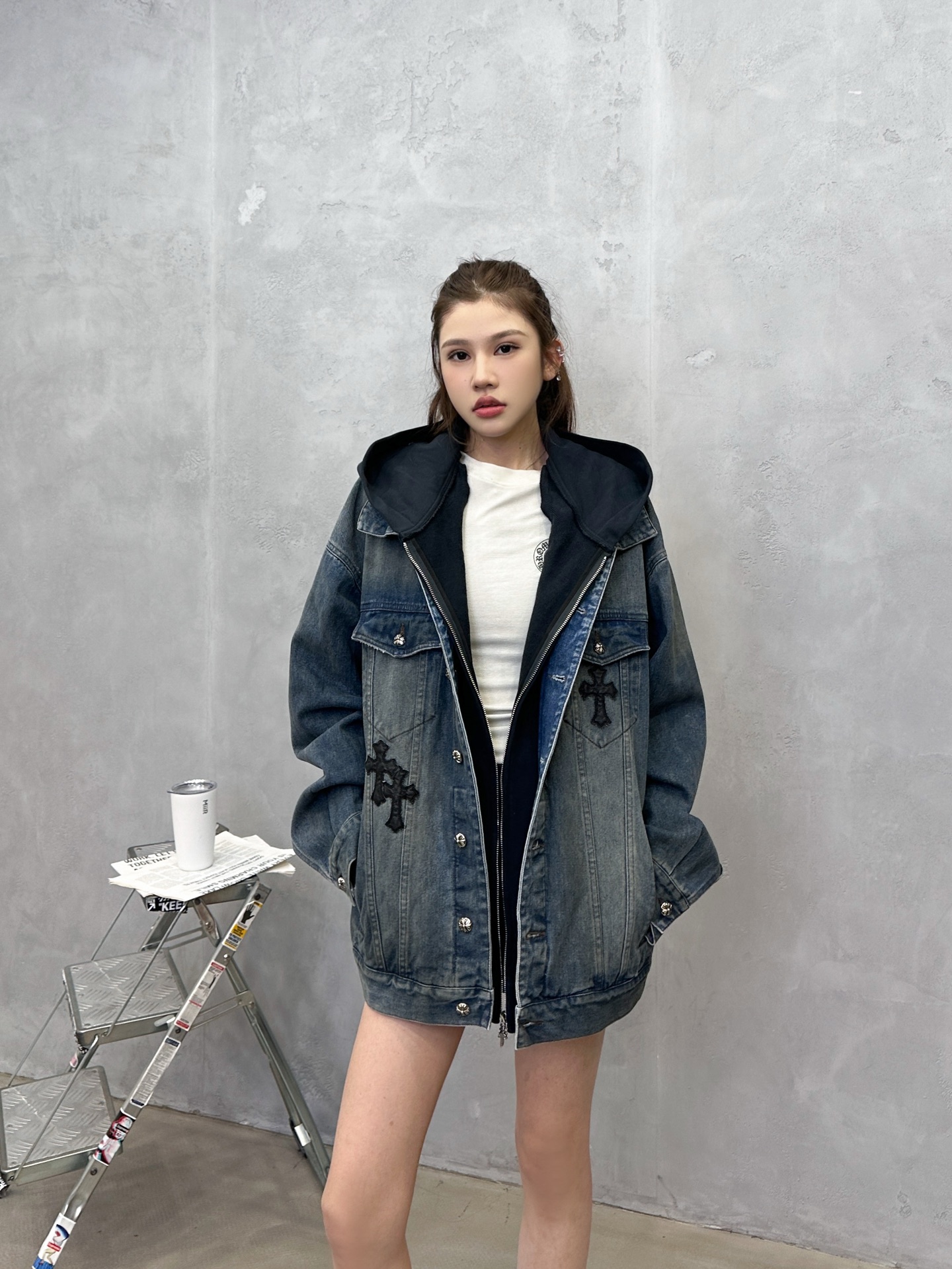 NO:606692,Chrome Hearts ｜ New denim jacket, ready-to-wear washed color spray and handmade cross mark craftsmanship, classic knitted stitching true two-piece style, same style for men and women, size sml,, chrome hearts, jackets & coats, alexander wang19860909克罗心 ｜ 新款牛仔外套,成衣洗水喷色加手工车十字标工艺,经典针梭织拼接真两件款式,男女同款,尺码sml,,chrome hearts,jackets & coats,alexander wang,Women's clothing