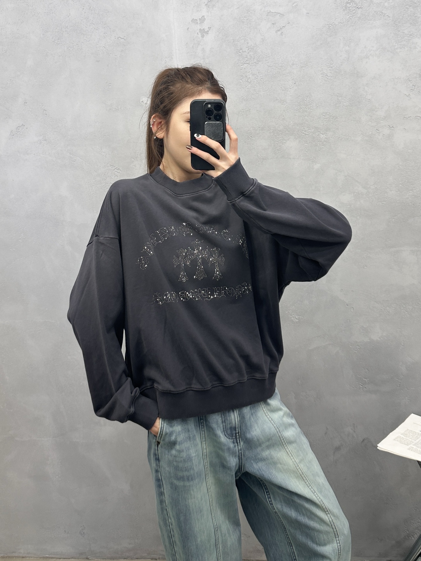 NO:606696,Chrome Hearts | New round-neck sweatshirts, ready-made garments washed with color spray and polished with hot rhinestones, same style for men and women, size sml,,chrome hearts,hoodie,sweatshirts,alexander wang19860909克罗心 ｜ 新款圆领卫衣,成衣洗水喷色吊磨工艺加烫钻,男女同款,尺码sml,,chrome hearts,hoodie,sweatshirts,alexander wang,Women's clothing