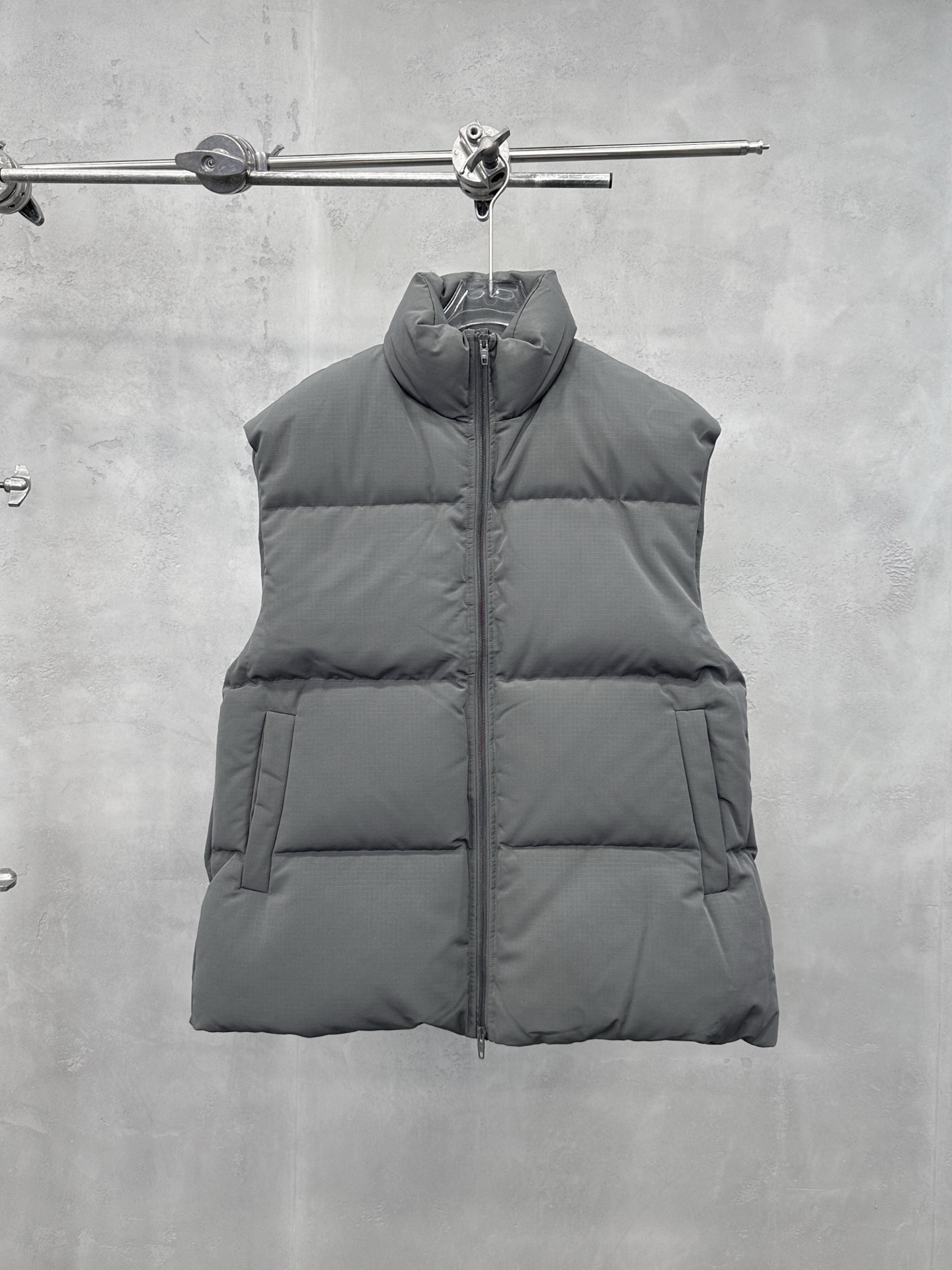 NO:607833,Comes with dust bag Paris | New down jacket, classic fashion style, 90 white goose down filling, same style for men and women, sizes sml,, down jacket, alexander wang19860909配防尘袋 巴黎 ｜ 新款羽绒马甲,经典时尚款式,90白鹅绒填充,男女同款,尺码sml,,down jacket,alexander wang,Women's clothing