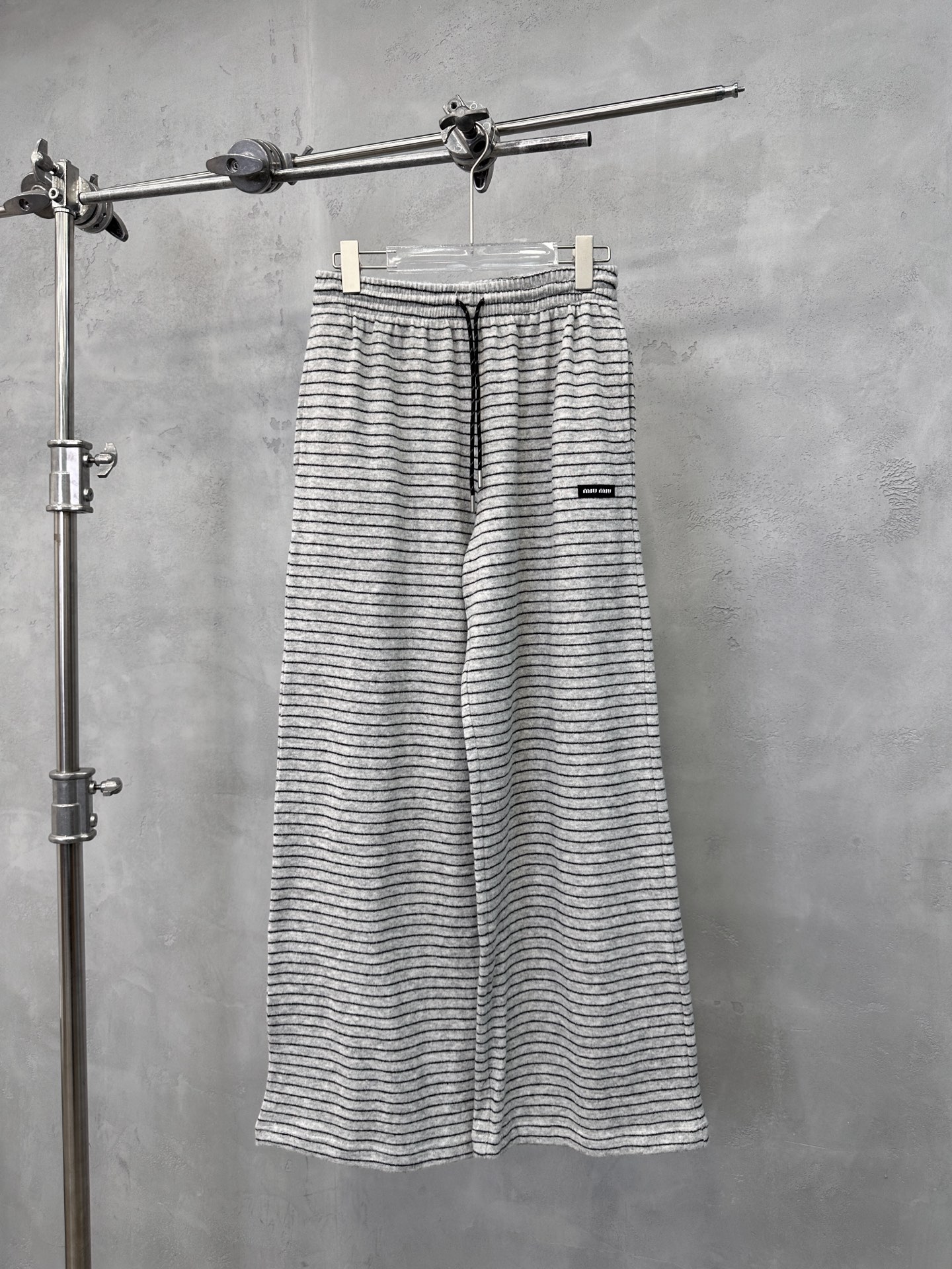 NO:621939,Miu | New style casual pants, classic embroidered logo, wool blended striped fabric, fashionable and casual, size sml,,miumiu,alexander wang19860909Miu ｜ 新款休闲裤,经典刺绣标,羊毛混纺条纹面料,时尚休闲,尺码sml,,miumiu,alexander wang,Women's clothing