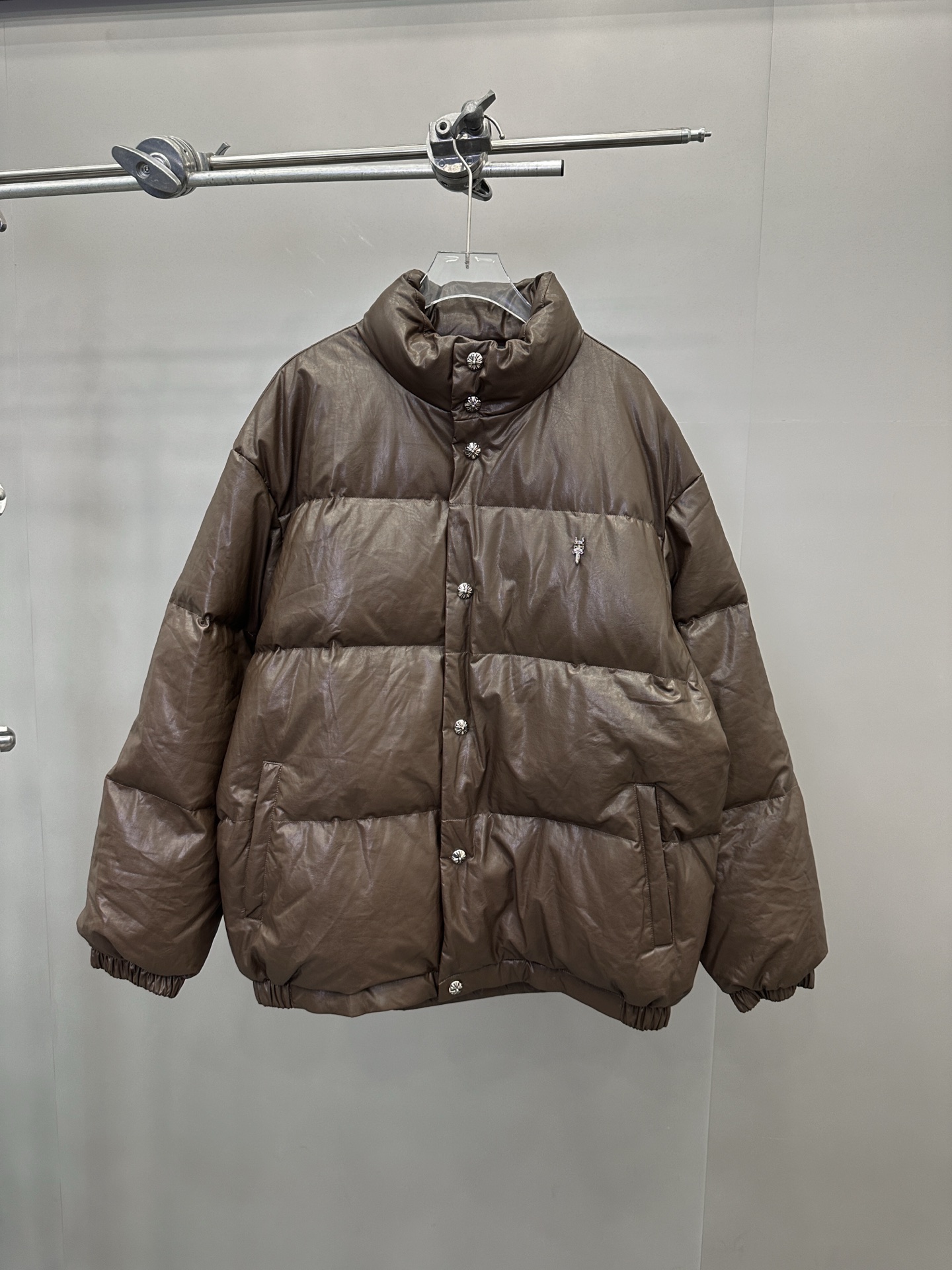 NO:629023,Comes with dust bag Chrome Hearts | New down jacket, hand-nailed metal label, latest ultra-thin environmentally friendly PU fabric, brand custom woven lining, 90 goose down, same style for men and women, size sml,, chrome hearts, down jacket, alexander wang19860909配防尘袋 克罗心 ｜ 新款羽绒服,手工钉金属标,最新超薄环保pu面料,品牌定织里布,90鹅绒,男女同款,尺码sml,,chrome hearts,down jacket,alexander wang,Women's clothing