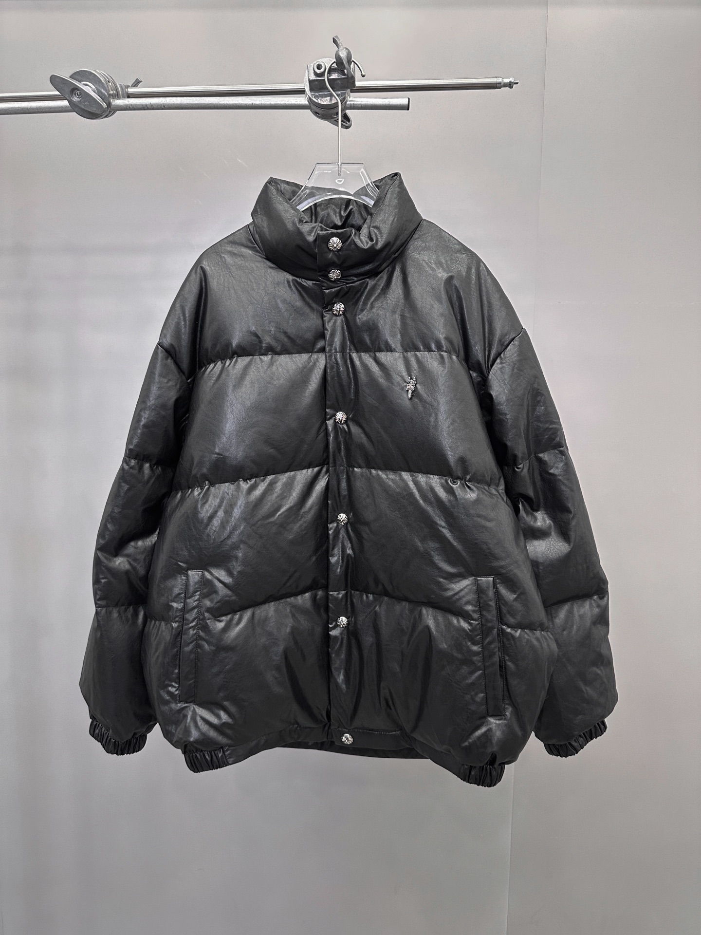 NO:629007,Comes with dust bag Chrome Hearts | New down jacket, hand-nailed metal label, latest ultra-thin environmentally friendly PU fabric, brand custom woven lining, 90 goose down, same style for men and women, size sml,, chrome hearts, down jacket, alexander wang19860909配防尘袋 克罗心 ｜ 新款羽绒服,手工钉金属标,最新超薄环保pu面料,品牌定织里布,90鹅绒,男女同款,尺码sml,,chrome hearts,down jacket,alexander wang,Women's clothing