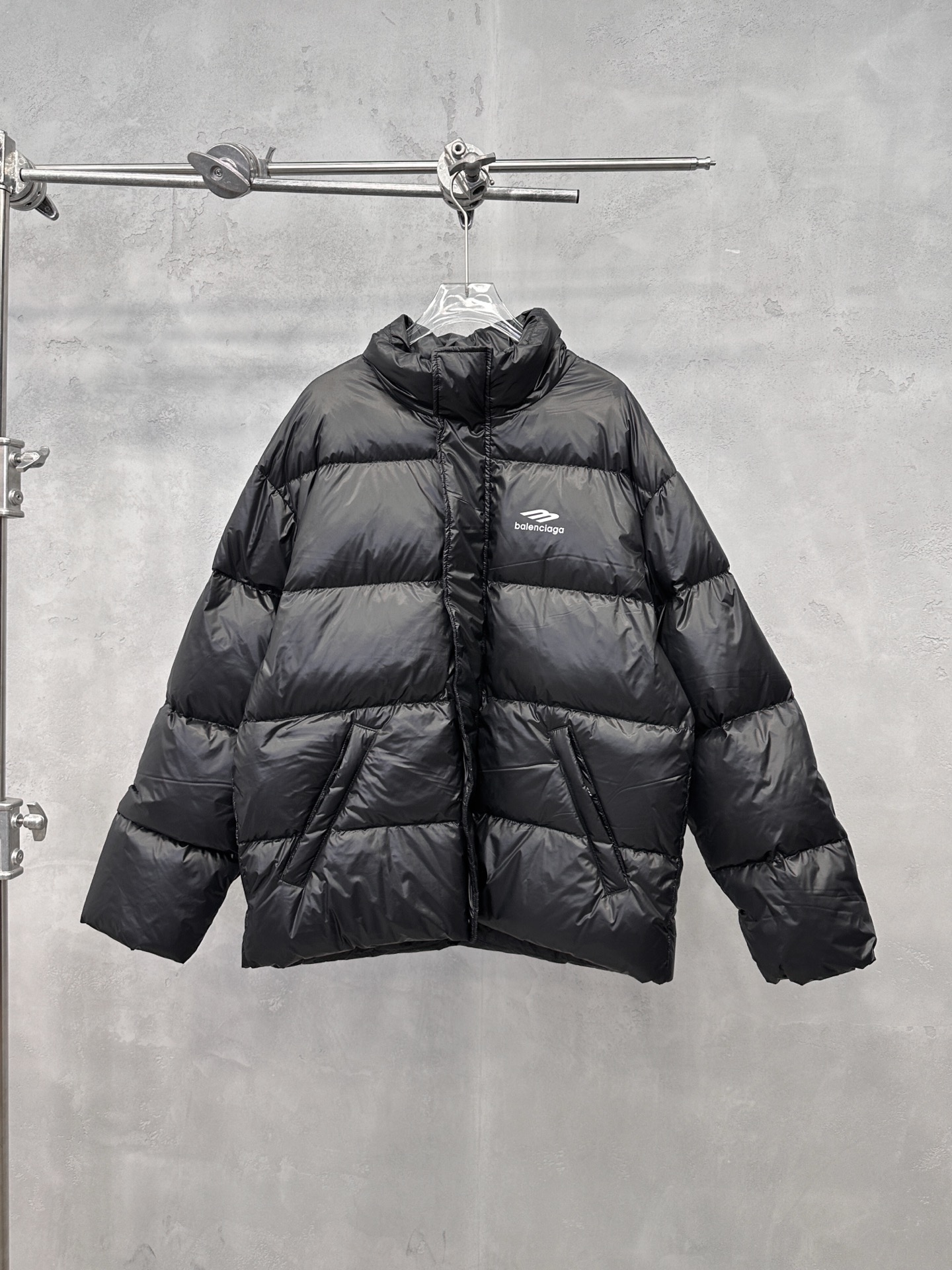 NO:655677,Comes with dust bag Paris | New down jacket, classic reflective printing technology, 90 white goose down filling, same style for men and women, casual and fashionable, sizes sml,, down jacket, alexander wang19860909配防尘袋 巴黎 ｜ 新款羽绒服,经典反光印花工艺,90白鹅绒填充,男女同款,休闲时尚,尺码sml,,down jacket,alexander wang,Women's clothing