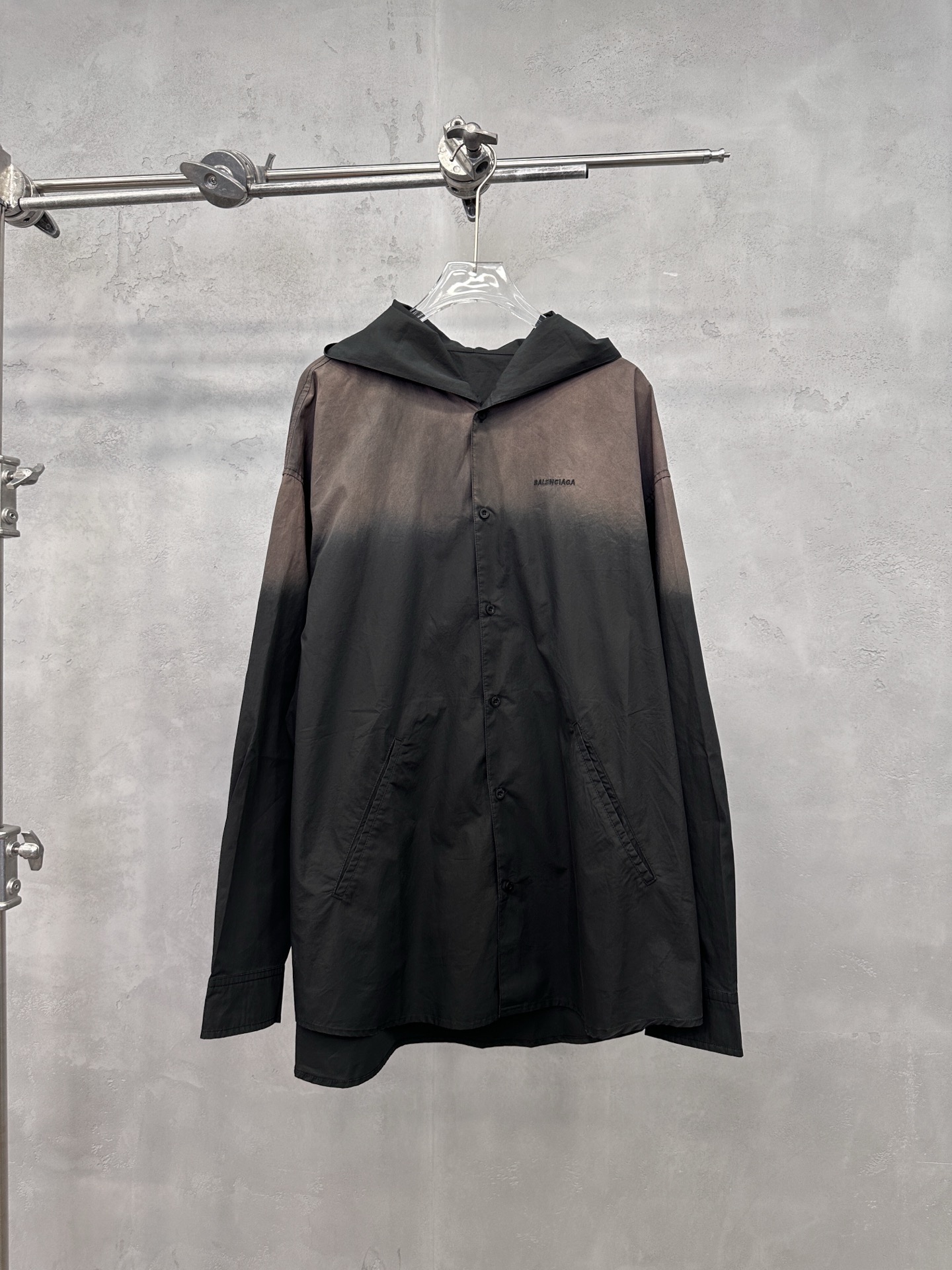 NO:658295,Paris | New casual shirts, ready-to-wear washed and color-sprayed with classic embroidery labels, imported high-density cotton shirt fabric, same style for men and women, size sml,, alexander wang19860909巴黎 ｜ 新款休闲衬衣,成衣洗水喷色工艺加经典刺绣标,进口高密全棉衬衣布,男女同款,尺码sml,,alexander wang,Women's clothing