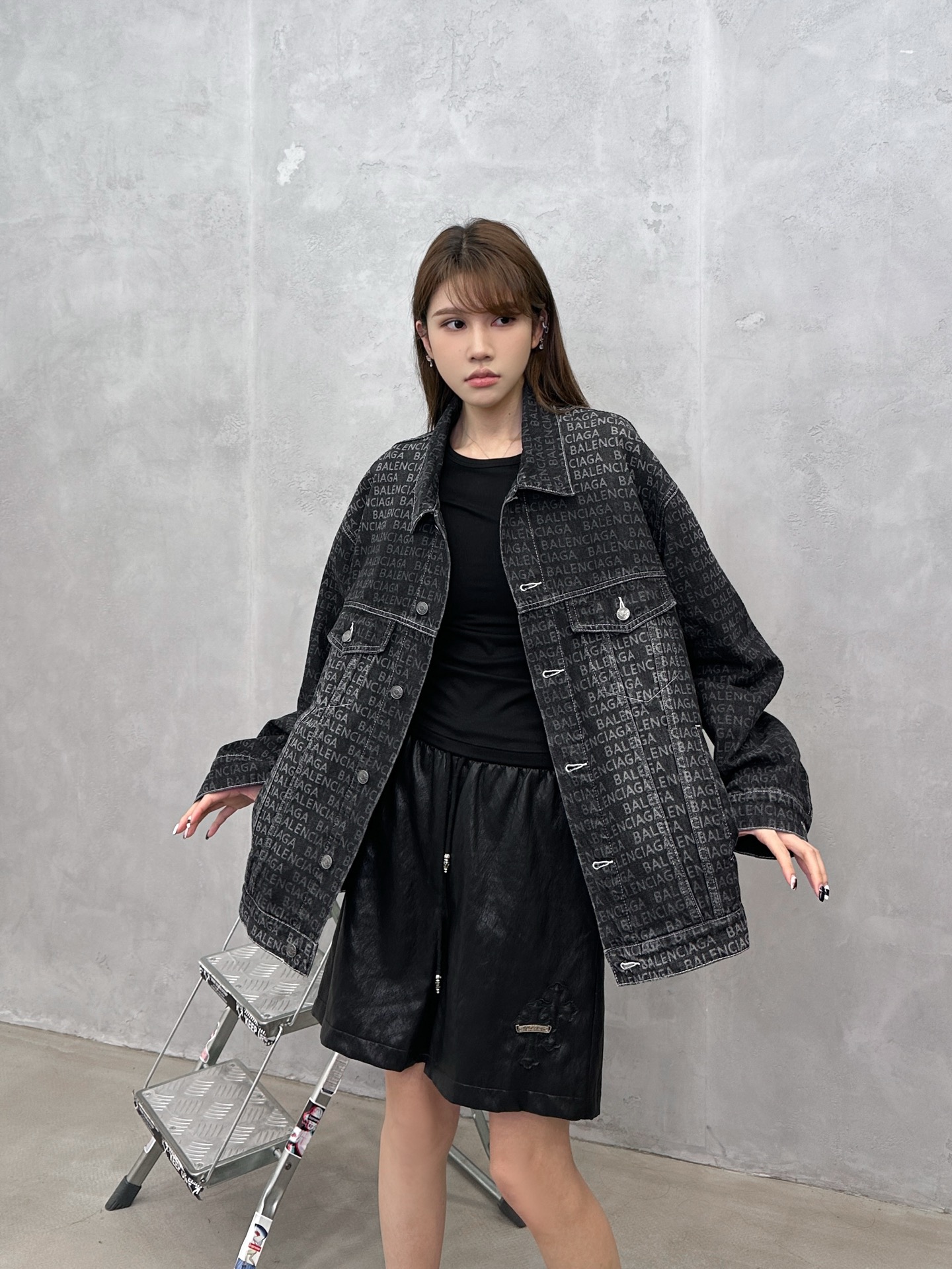 NO:666446,Paris | New denim tops, ready-to-wear washed and gray fabric laser printing process, fashionable and casual, same style for men and women, size sml,,  19860909巴黎 ｜ 新款牛仔上衣,成衣洗水加坯布激光印花工艺,时尚休闲,男女同款,尺码sml,, ,Women's clothing