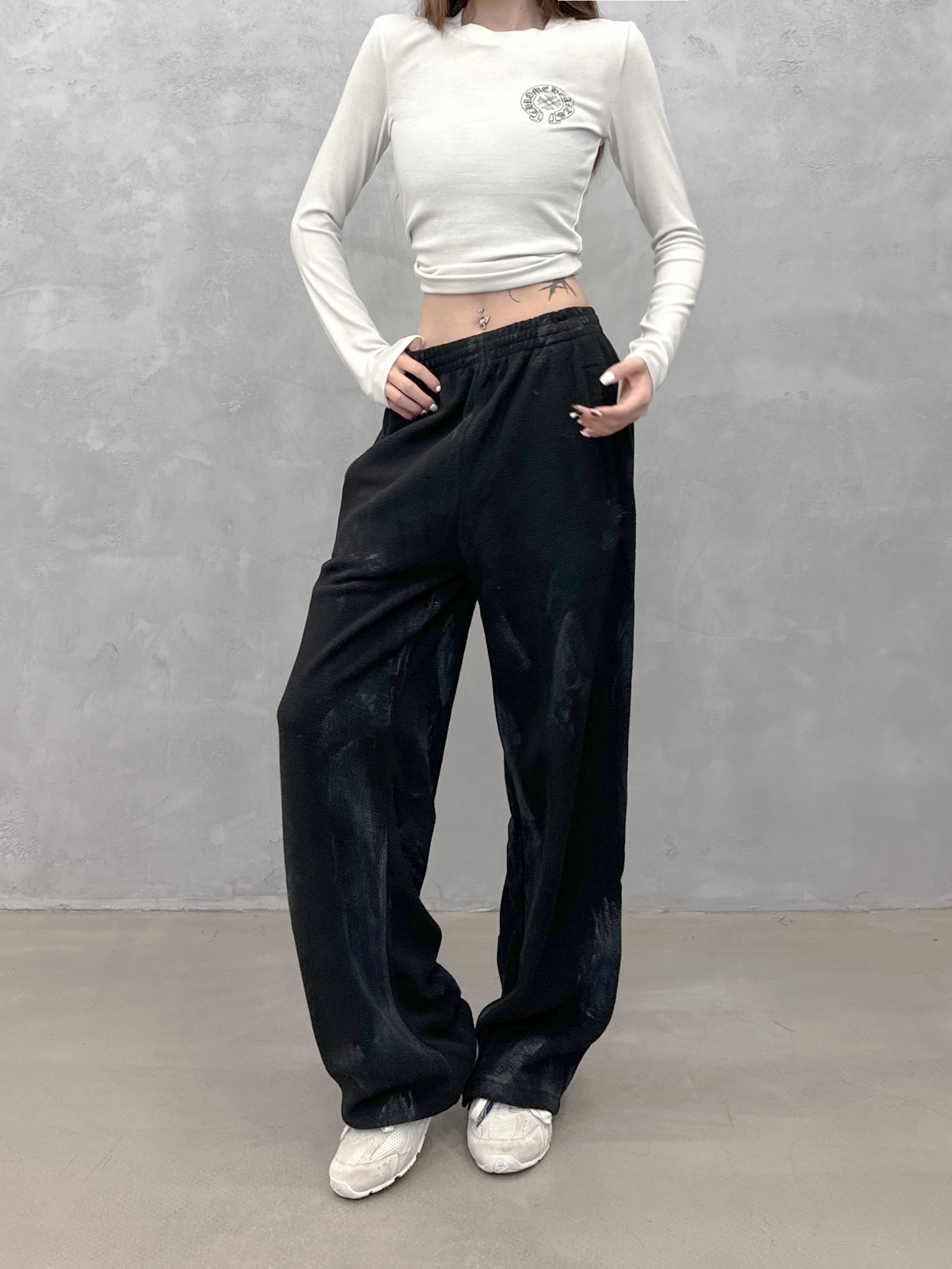 NO:666967,New trousers, polar fleece fabric feels soft and comfortable on the upper body, ultra-dense particles are perfect for drape, loose silhouette is versatile and slimming, whole body hand-painted graffiti crafts, waist drawstring is adjustable, loose fit is the same for men and women, size Sml,,  19860909新款长裤,摇粒绒面料手感柔软上身舒适,超密颗粒垂坠满分,宽松廓形百搭显瘦,整身手绘涂鸦工艺,腰部抽绳可调节,宽松版型男女同款,尺码Sml,, ,Women's clothing