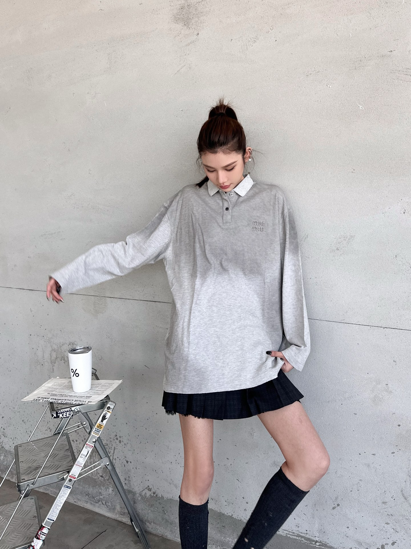 NO:687147,MIU｜New style long sleeves, pure cotton fabric, waffle texture details are great, the whole body is heavily distressed and spray-painted, the polo version is smart and full of taste, the loose version is the same for men and women, size Sml,,miumiu,19860909MIU｜新款长袖,纯棉面料,华夫纹理细节质感超棒,整身重工做旧喷色处理,polo版型高智味十足,宽松版型男女同款,尺码Sml,,miumiu,,Women's clothing