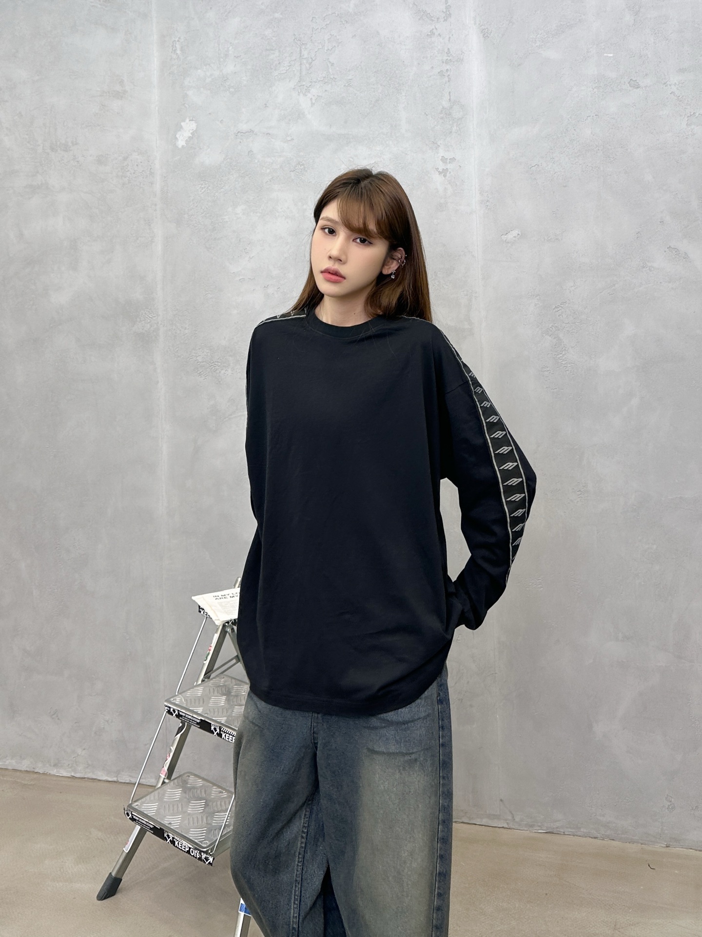 NO:693722,Paris ｜ New long-sleeved t-shirt, ready-to-wear washing process and custom-woven brand logo webbing, casual and fashionable, same style for men and women, size sml,,19860909巴黎 ｜ 新款长袖t,成衣洗水工艺加定织品牌logo织带,休闲时尚,男女同款,尺码sml,,,Women's clothing