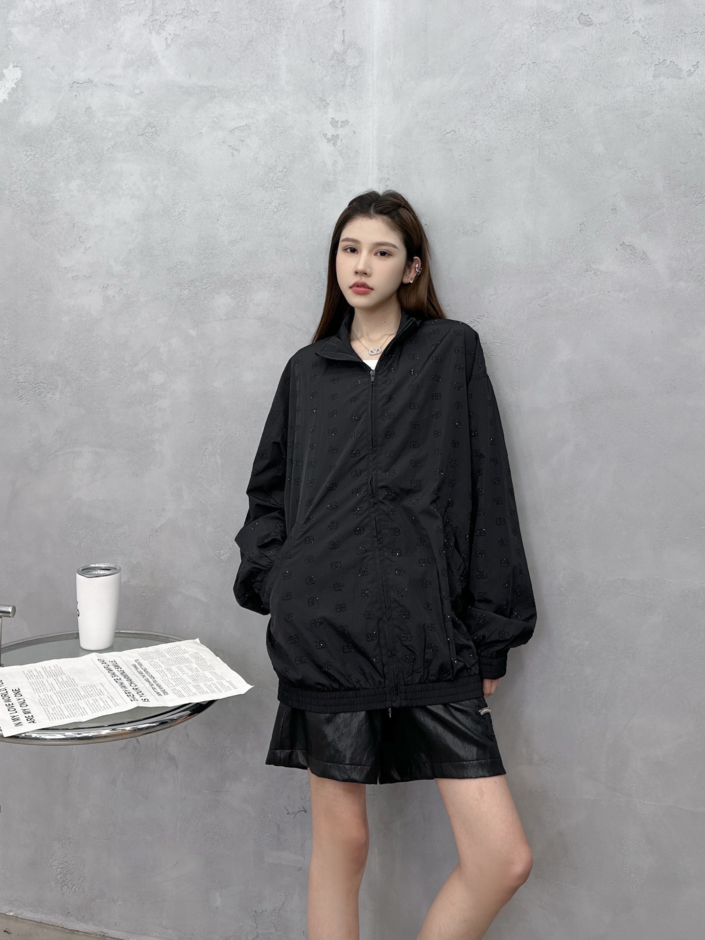 NO:712719,NEW｜New style windbreaker jacket, imported fiber fabric, pleated texture is great, ultra-thin sports fabric is breathable and comfortable, the whole body is heavily worked with rhinestones, and the sparkling rhinestones are full of luxury. The large version is the same for men and women, size Sml [WASHING INSTRUCTIONS The crystal rhinestone grip cloth has a small area, and it is normal for the rhinestones to fall off slightly. Pure cotton fabric, dry cleaning is recommended and should not be exposed to the sun],,jackets & coats,19860909NEW｜新款风衣外套,进口纤维面料,压褶纹路质感超棒,超薄运动面料透气舒适,整身重工烫钻,爆闪满钻奢华满分.大版型男女同款,尺码Sml ［洗涤须知水晶钻抓布面积小,轻微掉钻属正常现象.纯棉面料,建议干洗,不宜暴晒］,,jackets & coats,,Women's clothing