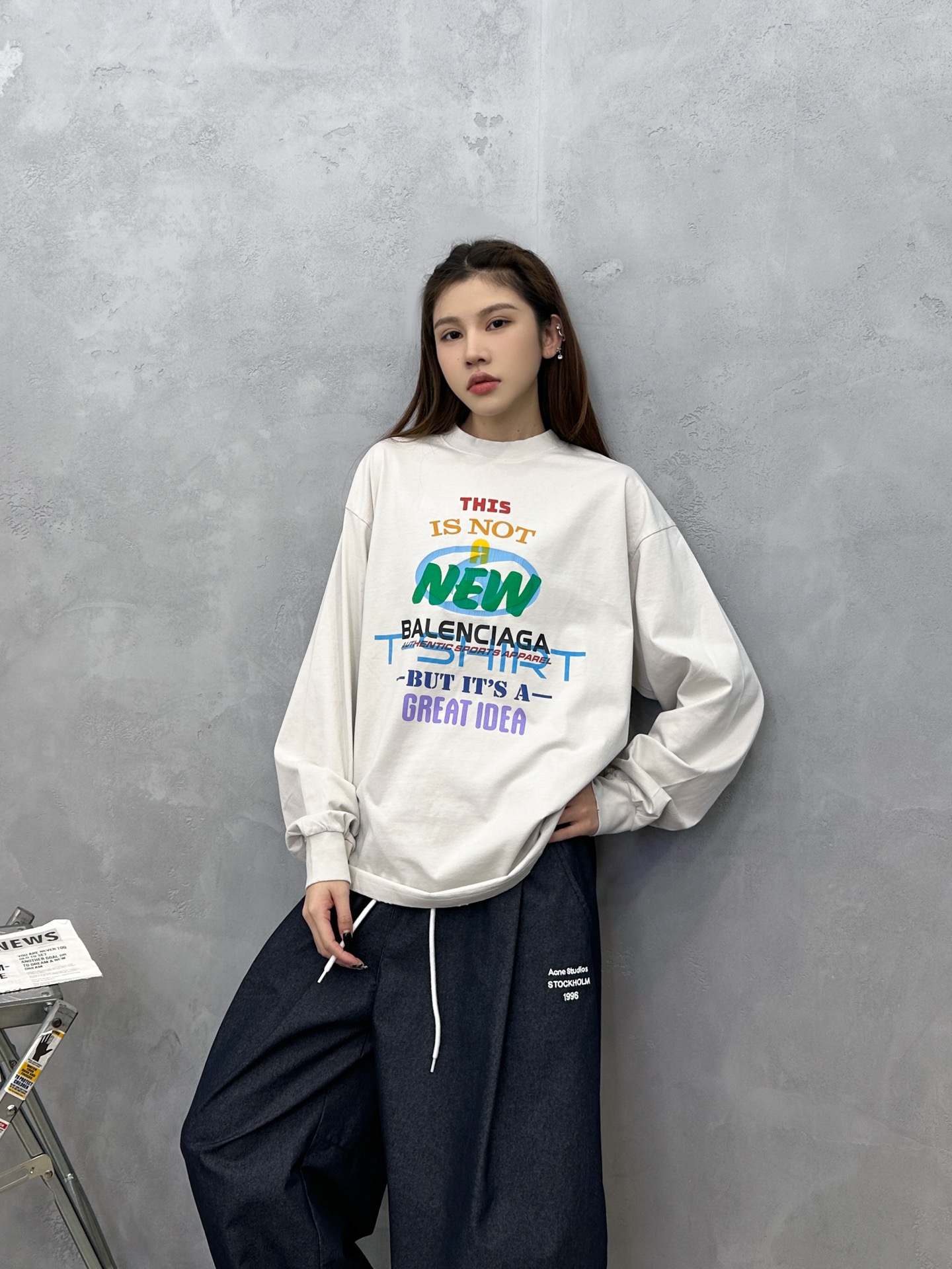 NO:716529,Paris ｜ New long-sleeved t-shirt, ready-made garments washed and printed with hoop grinding and hole craftsmanship, multi-layered superimposed printing, same style for men and women, size sml,,19860909巴黎 ｜ 新款长袖t,成衣洗水印花吊磨破洞工艺,多层次叠加印花,男女同款,尺码sml,,,Women's clothing