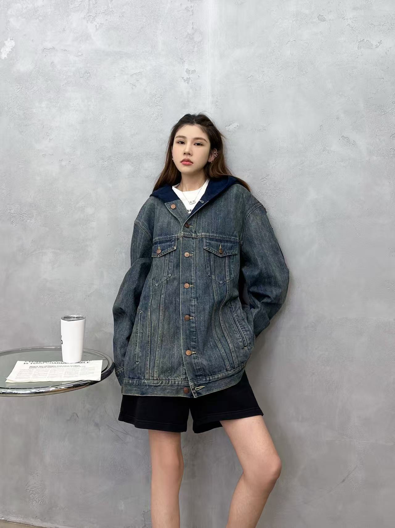 NO:716528,New denim jacket, pure cotton denim fabric spliced ​​with customized wool plaid fabric, full of deconstructed splicing design, hooded style is simple and versatile, old washed technology is retro and fashionable, loose fit is the same for men and women, sizes Sml,, jackets & coats, hats,19860909新款牛仔外套,纯棉牛仔面料拼接定制羊毛格纹料,解构拼接设计感十足,连帽版型简约百搭,做旧水洗工艺复古时尚,宽松版型男女同款,尺码Sml,,jackets & coats,hats,,Women's clothing