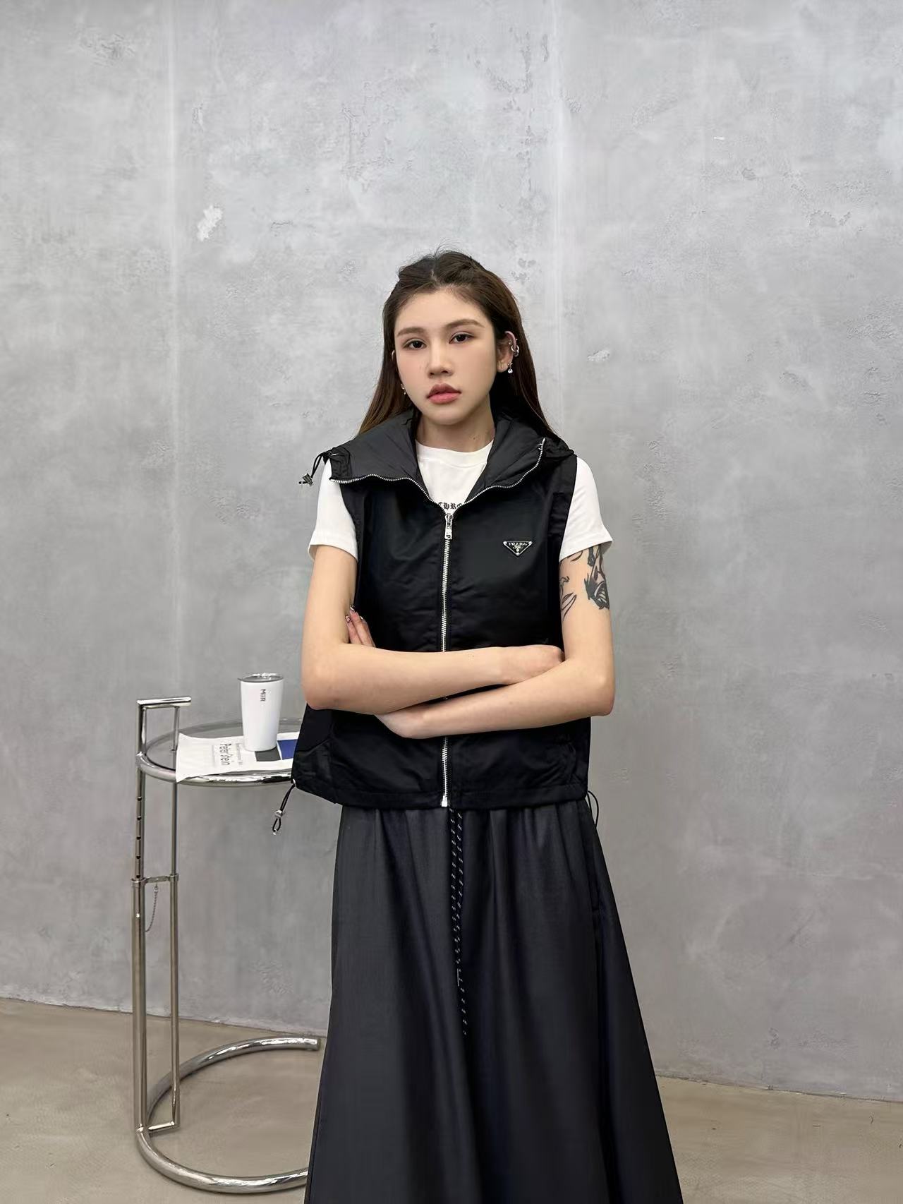 NO:716530,New vest, classic regenerated nylon fabric, custom hardware logo accessories on the chest, hooded design, drawstring at the hem, short version and petite-friendly, can be worn alone or layered, sizes Sml,,hats,19860909新款马甲,经典再生尼龙面料,胸口定制五金徽标配件,连帽设计,下摆可抽绳,短款版型小个子友好,单穿叠穿都,尺码Sml,,hats,,Women's clothing