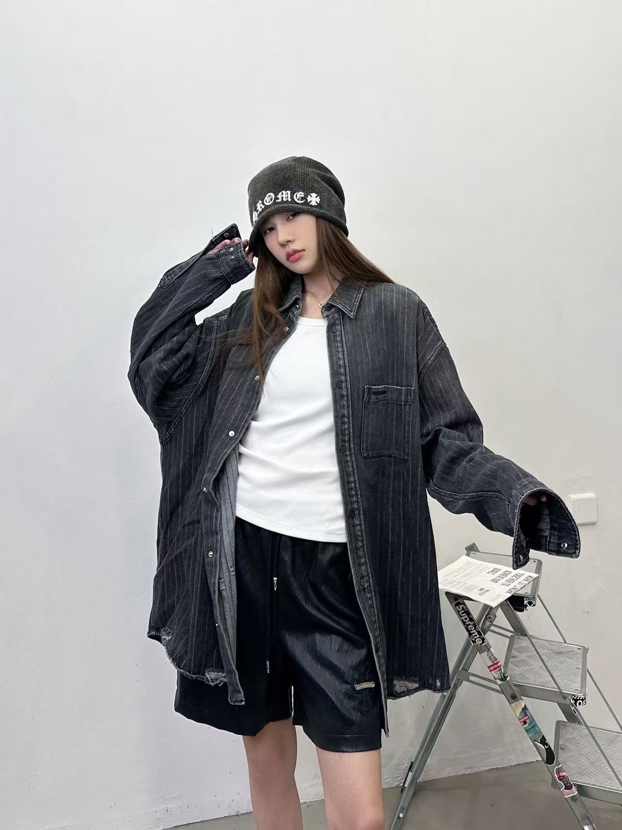 NO:716532,Paris | New shirt jacket, ready-to-wear, washed, color-sprayed and frayed with classic embroidered logo, high-density cotton concealed plaid fabric, same style for men and women, size sml,, jackets & coats,19860909巴黎 ｜ 新款衬衣外套,成衣洗水喷色磨破工艺加经典刺绣标,高密全棉暗格面料,男女同款,尺码sml,,jackets & coats,,Women's clothing