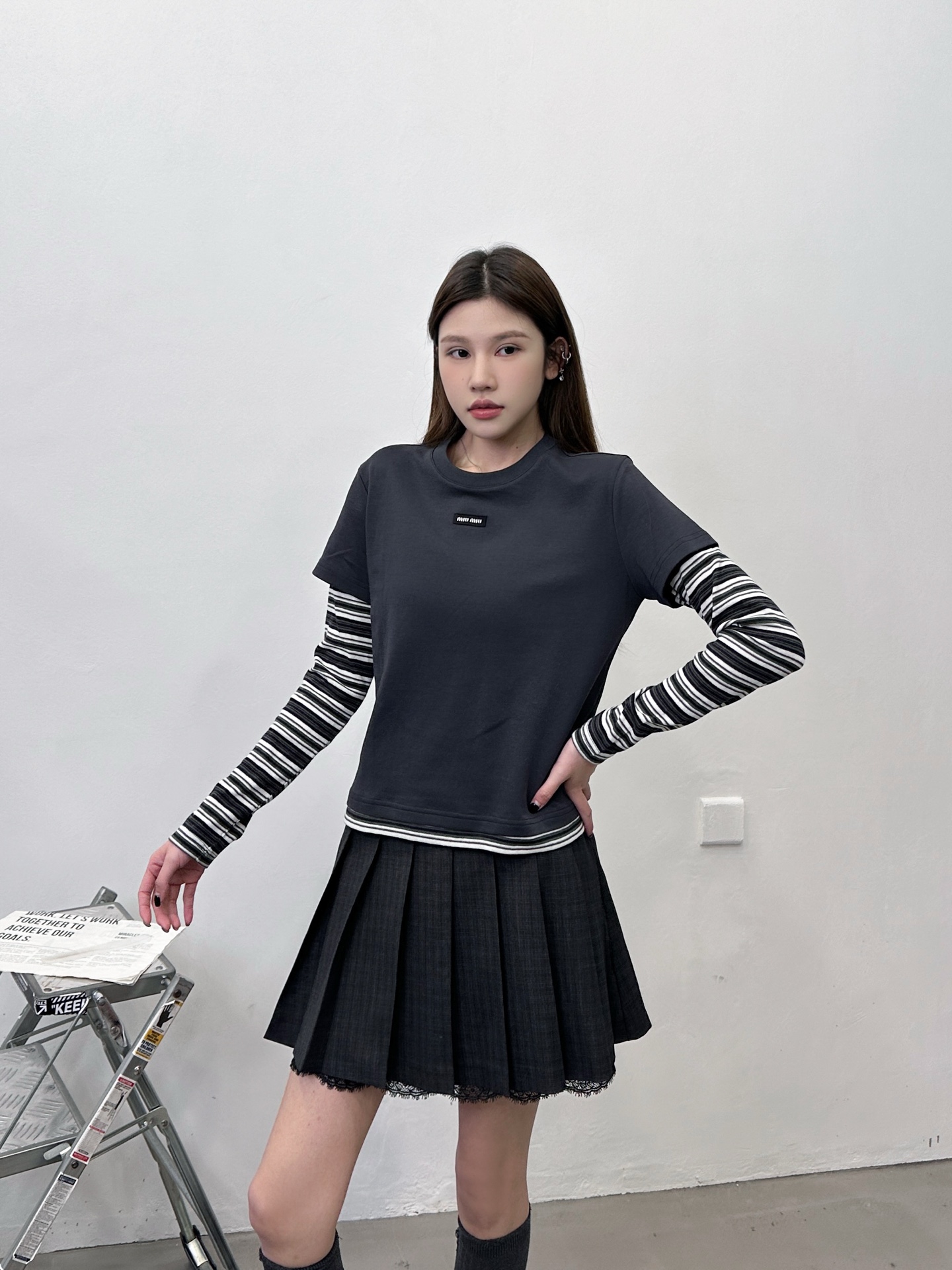 NO:733065,Miu | New long-sleeved t-shirt, classic embroidered logo, fake two-piece style, yarn-dyed striped sleeves, casual and fashionable, size sml,,miumiu,19860909Miu ｜ 新款长袖t,经典刺绣标,假两件款式,色织条纹袖,休闲时尚,尺码sml,,miumiu,,Women's clothing