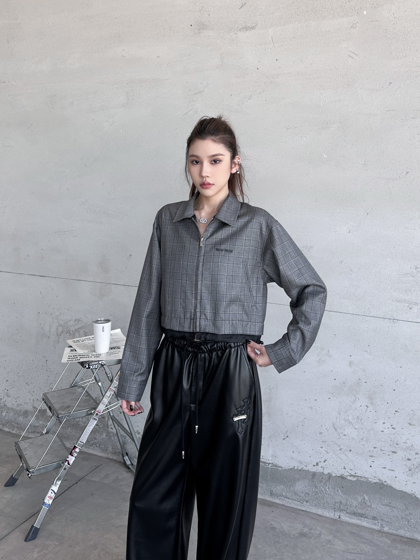 NO:734211,Miu | New style small cardigan jacket, classic embroidered logo, yarn-dyed plaid fabric and silk lining double-layer style, casual and fashionable, size sml,,miumiu,jackets & coats,19860909Miu ｜ 新款小开衫外套,经典刺绣标,色织格纹面料加人丝里布双层款式,休闲时尚,尺码sml,,miumiu,jackets & coats,,Women's clothing