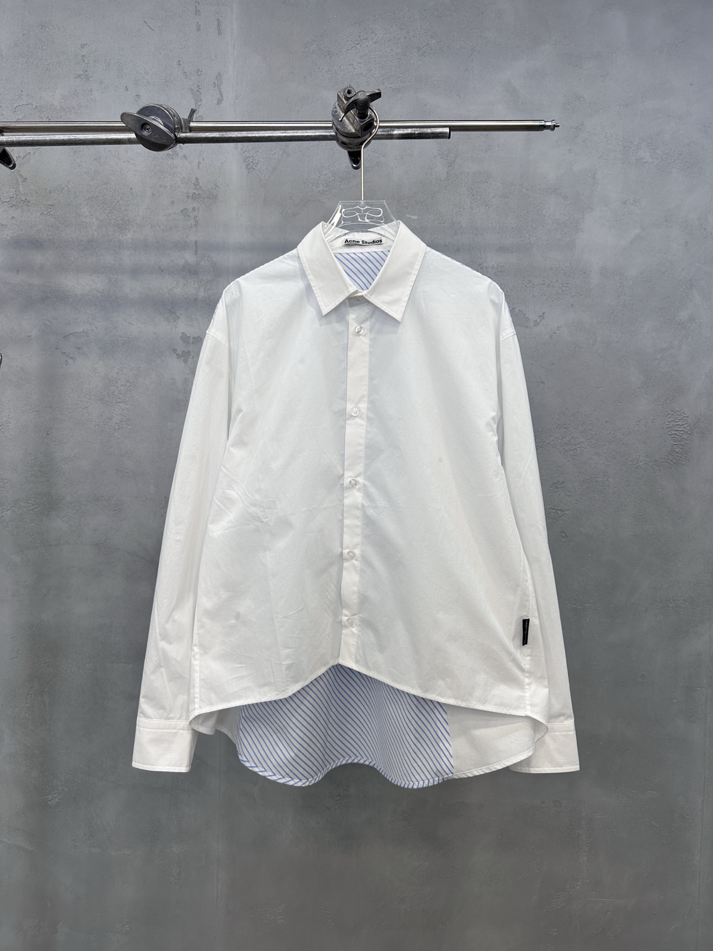 NO:738725,l Acne | New casual shirt, imported high-density cotton spliced ​​striped fabric, special structure style, casual and fashionable, size sml,,acne studios,19860909l Acne ｜ 新款休闲衬衣,进口高密棉拼接条纹面料,特别结构款式,休闲时尚,尺码sml,,acne studios,,Women's clothing