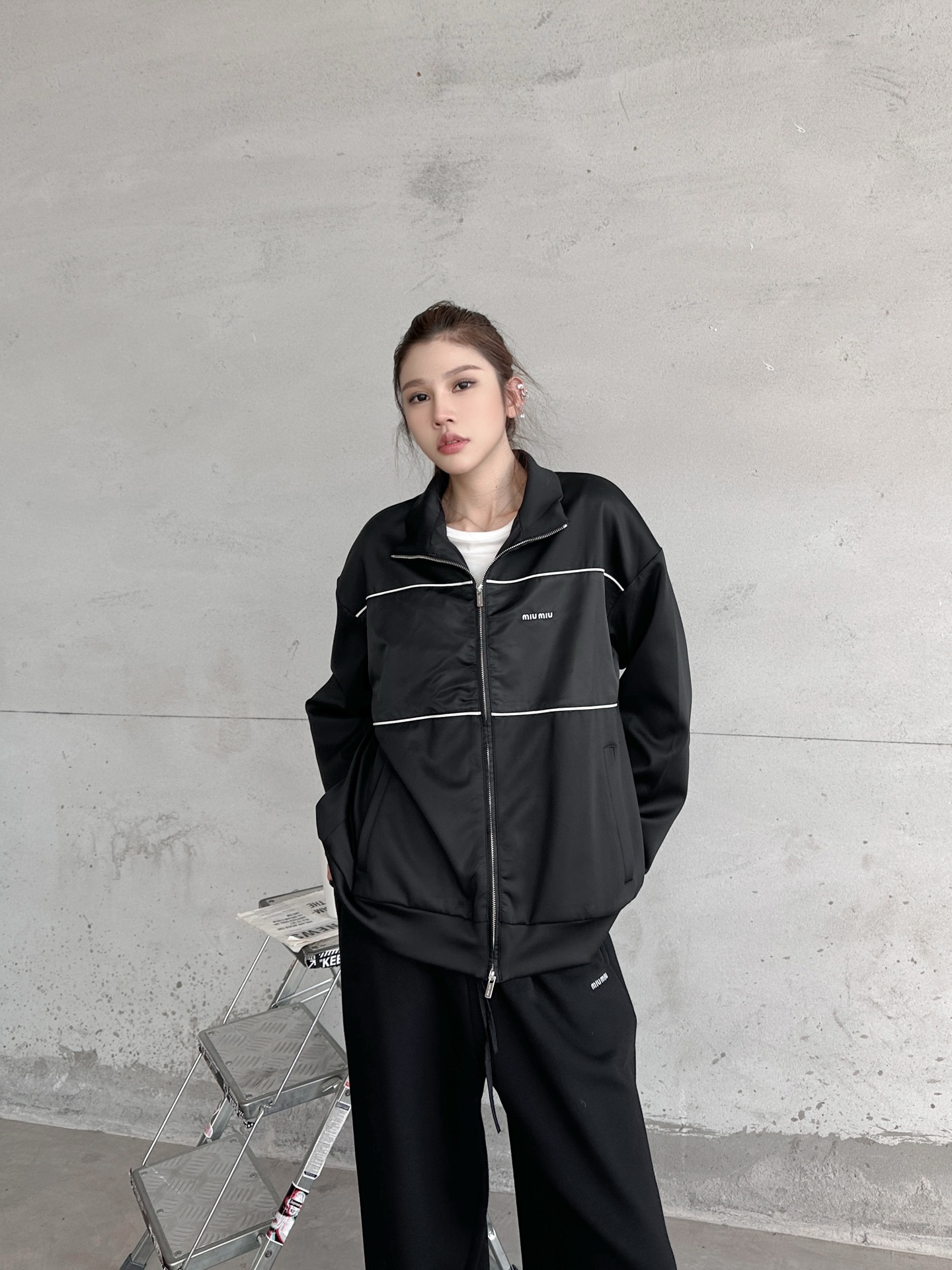 NO:740640,Miu | New casual cardigan, classic embroidered logo, woven double-layer splicing workmanship, fashionable and casual, same style for men and women, size sml,,miumiu,19860909Miu ｜ 新款休闲开衫,经典刺绣标,梭织双层拼接做工,时尚休闲,男女同款,尺码sml,,miumiu,,Women's clothing